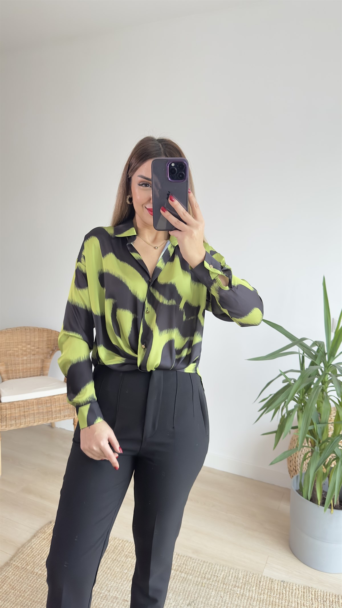 Önü Düğümlü Yeşil Saten Bluz