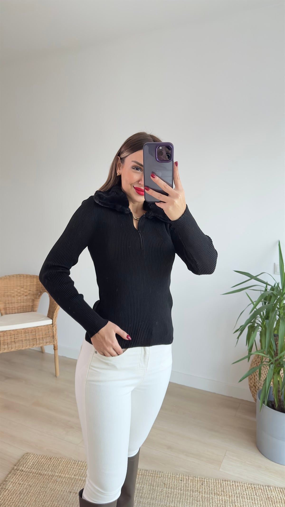Yakası Peluş Detaylı Siyah Triko