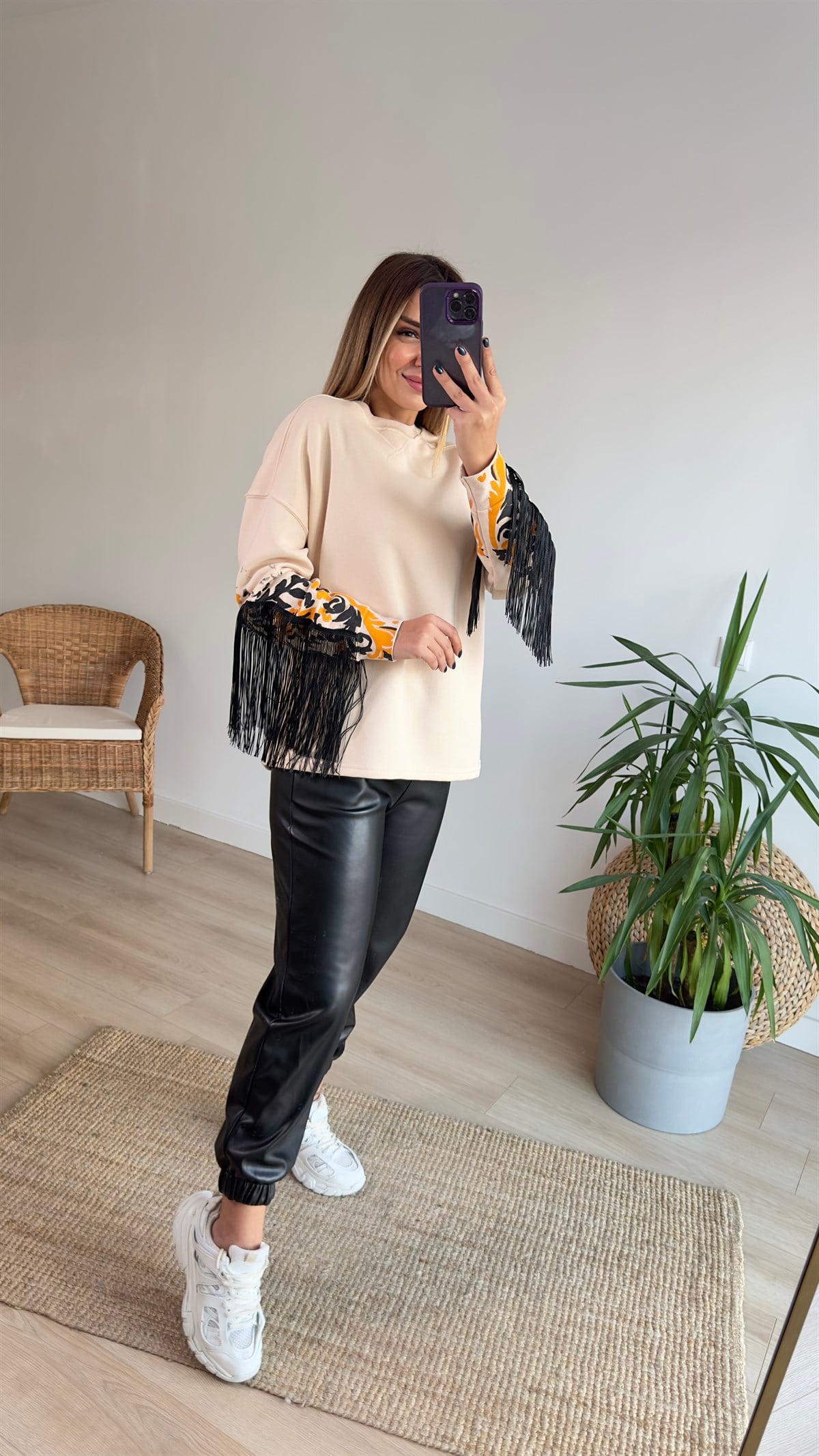 Kolları Püskül Detaylı Bej Sweat