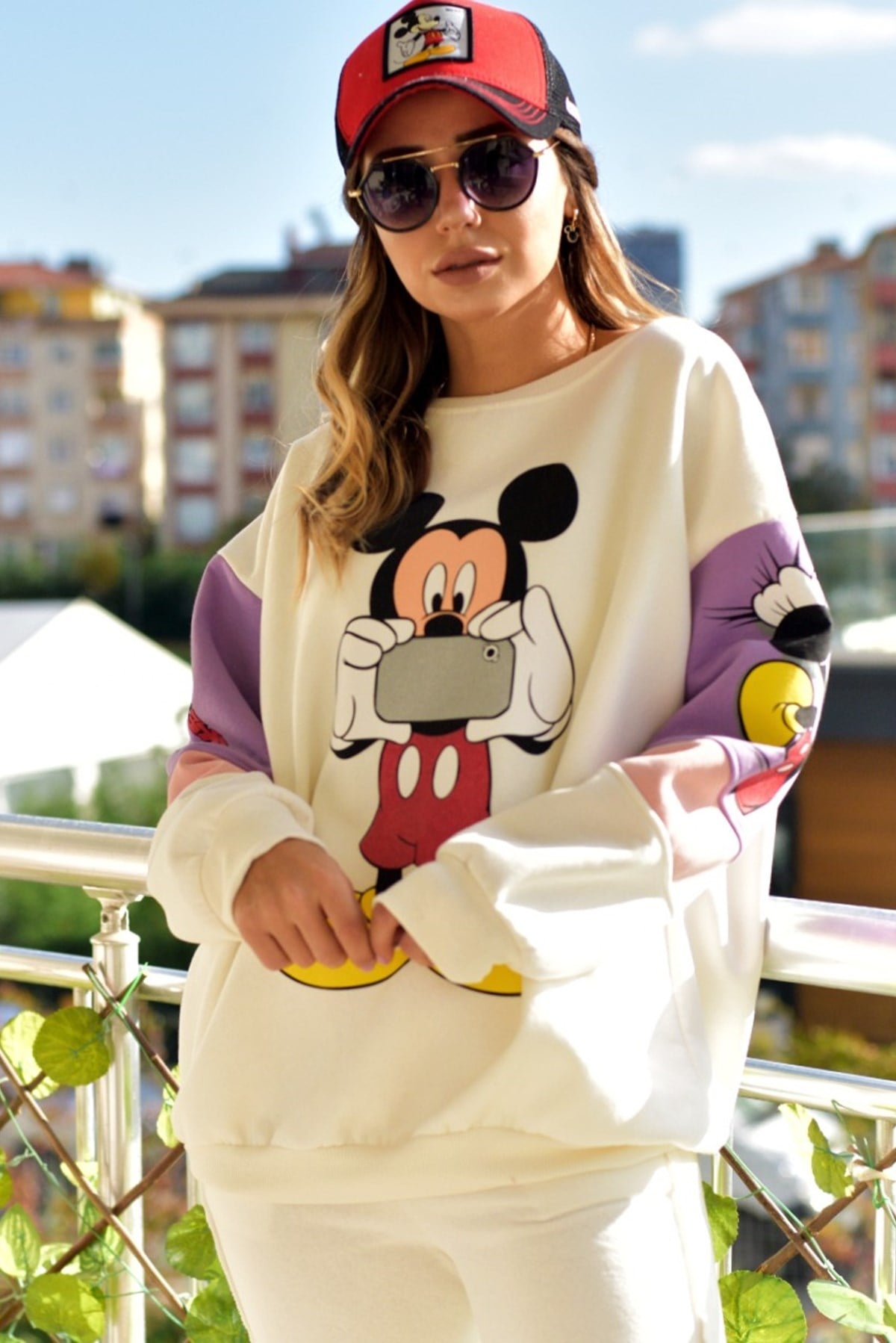 Fotoğraf Çeken Beyaz Mickey Sweat
