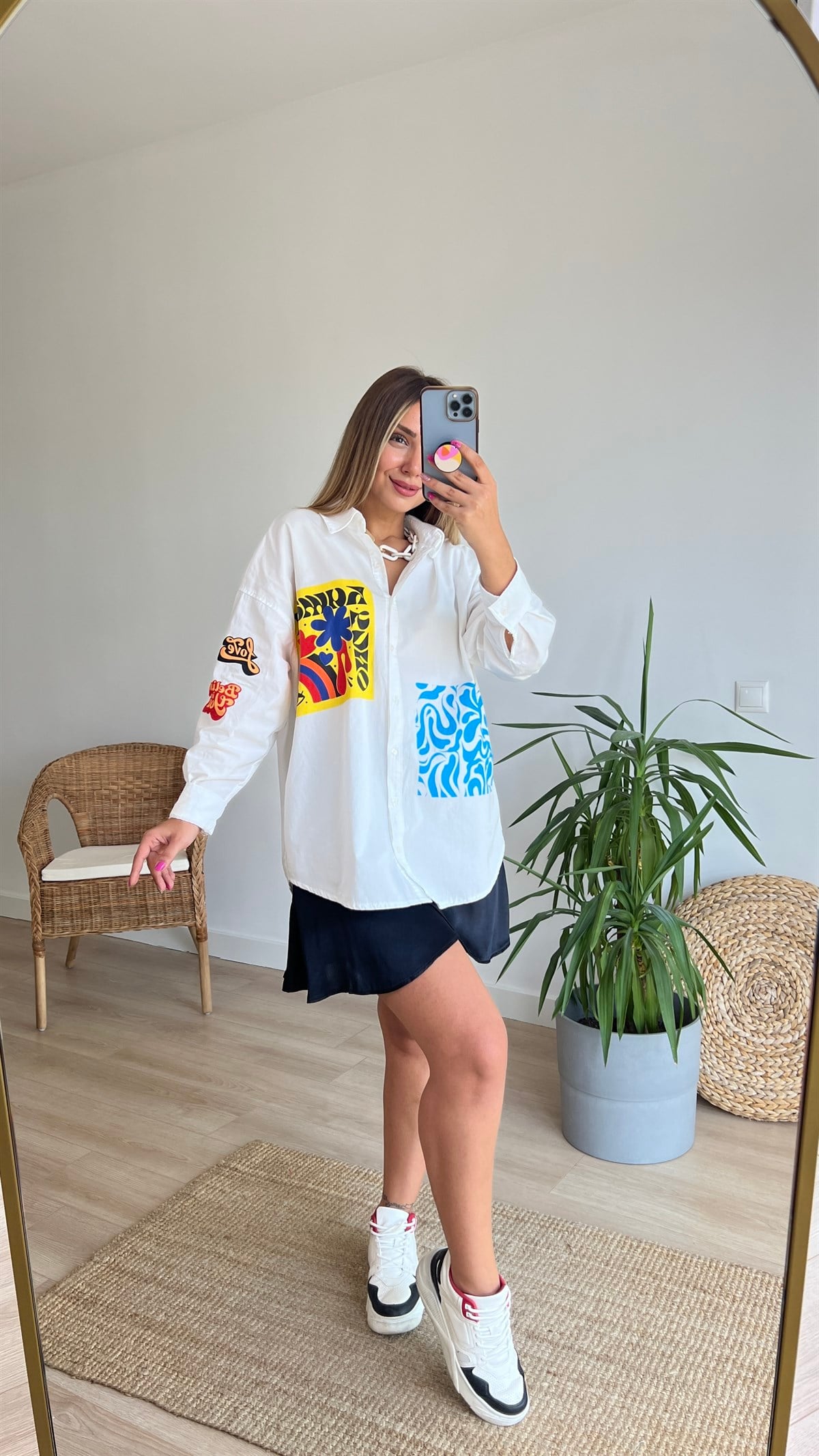 Marka Model Yazı Detaylı Beyaz Gömlek