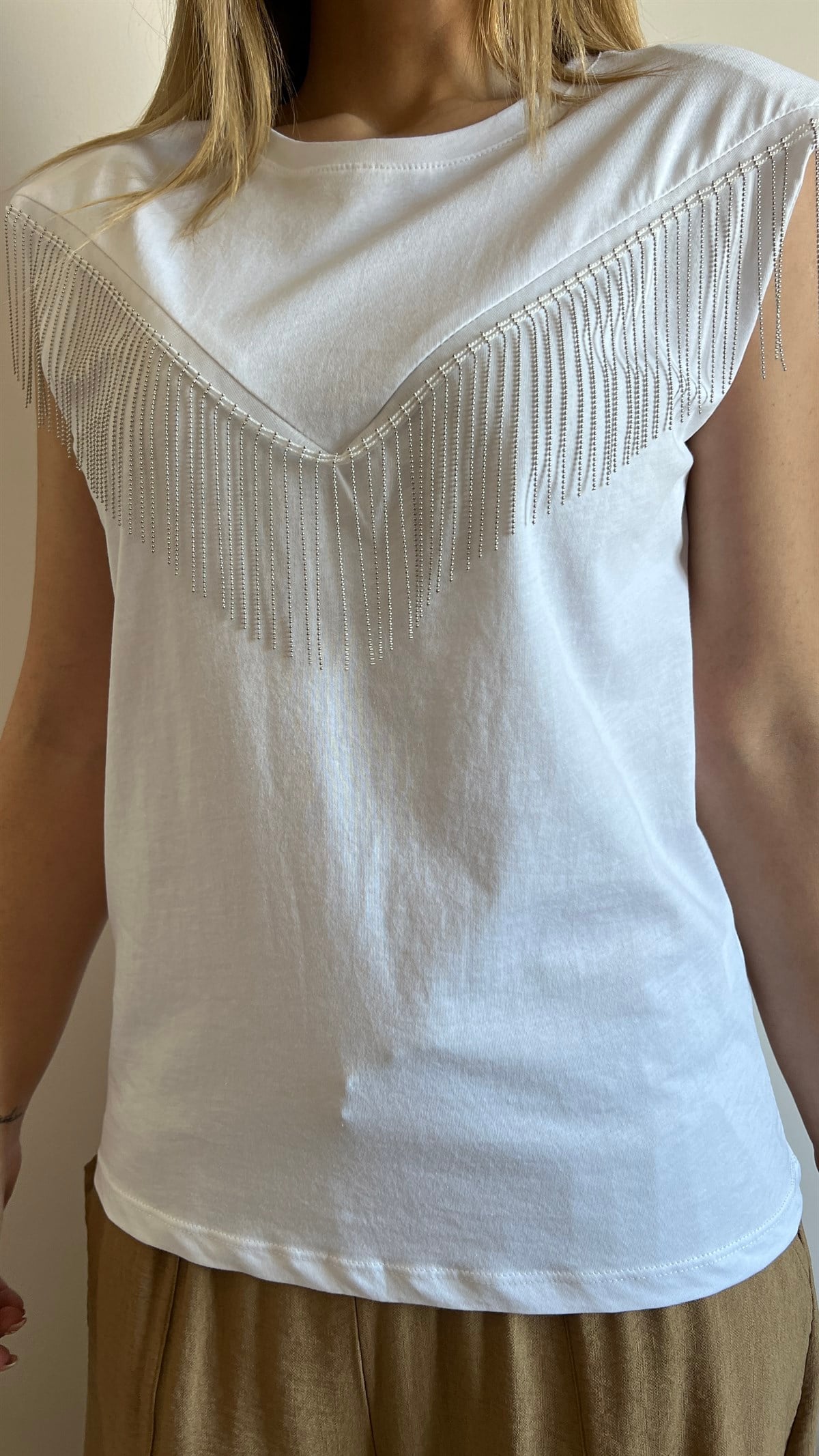 Vatkalı Zincir Detaylı Beyaz Tshirt
