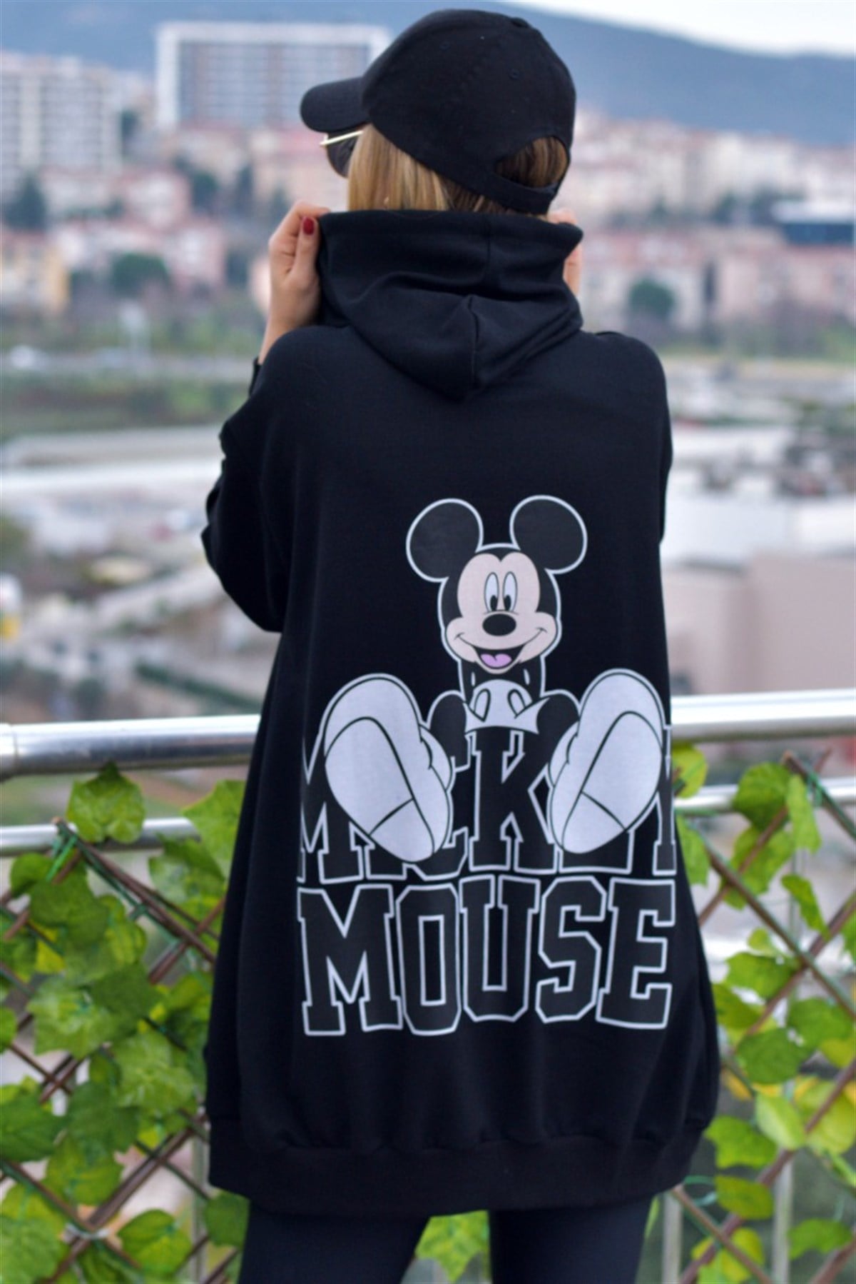 Sırtı Mickey Baskılı Siyah Kapüşonlu Sweatshirt