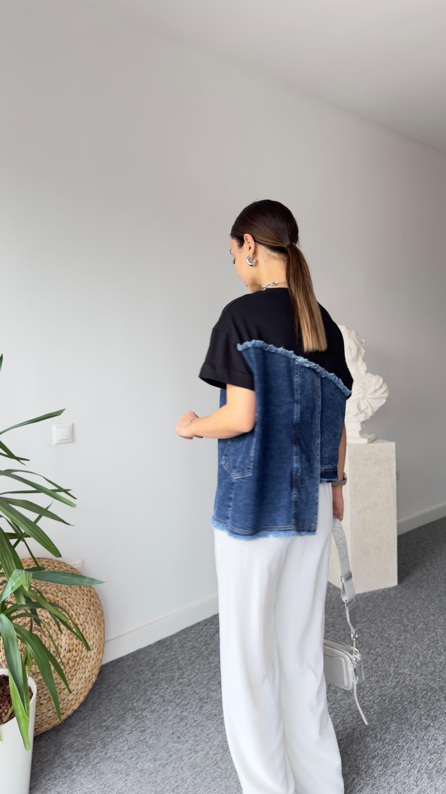 Asimetrik Kot Detaylı Siyah Tshirt