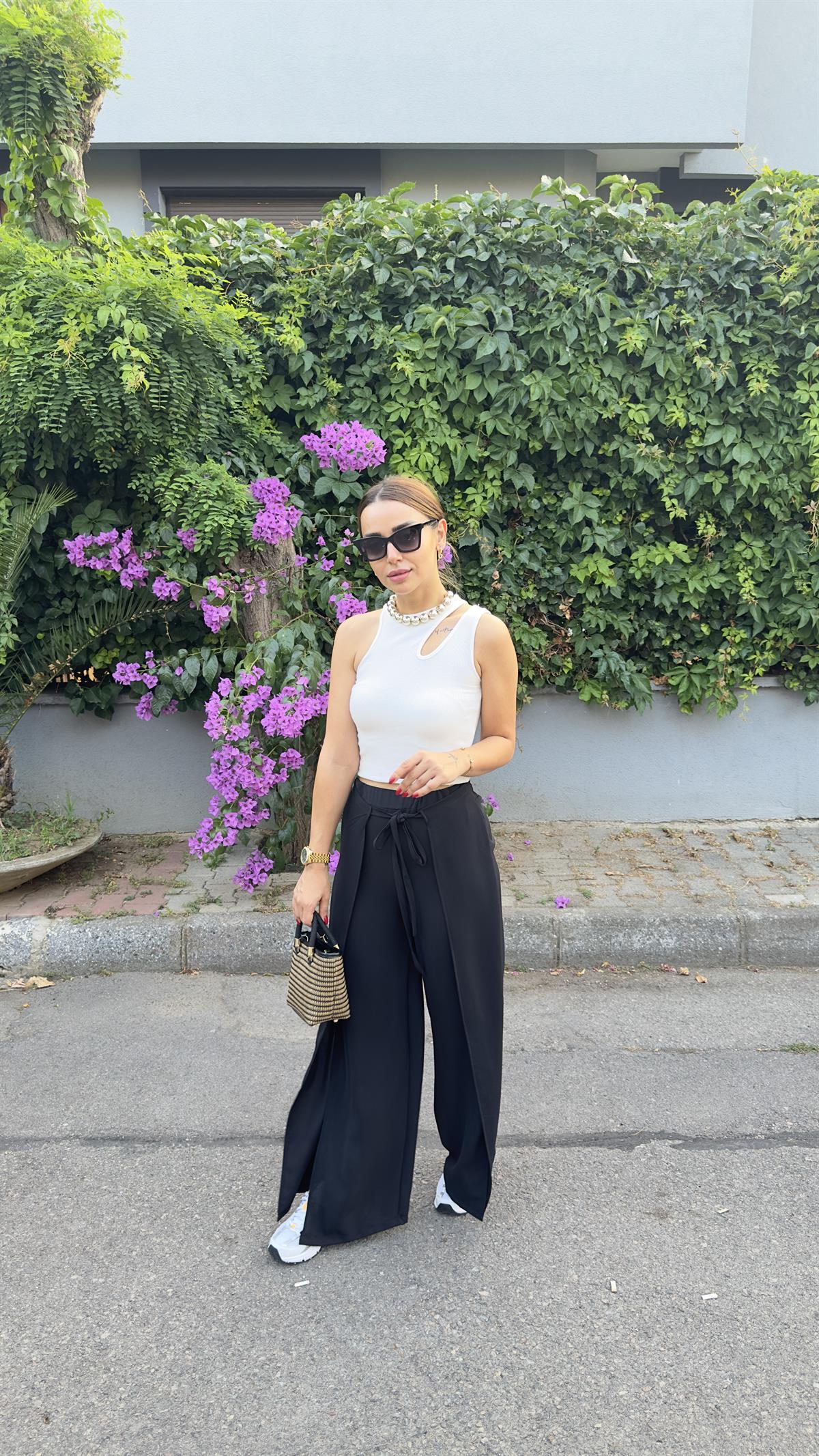 Sima Yırtmaç Detaylı Siyah Pantolon