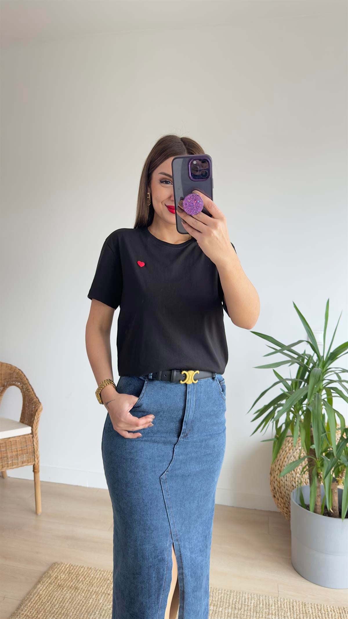 Kalp Nakışlı Siyah Basic Tshirt