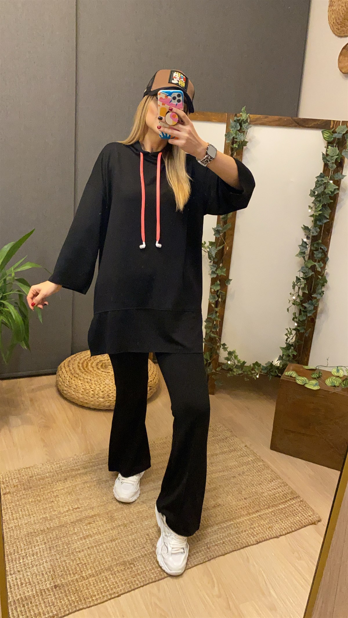 Renkli Kordonlu Siyah Sweat