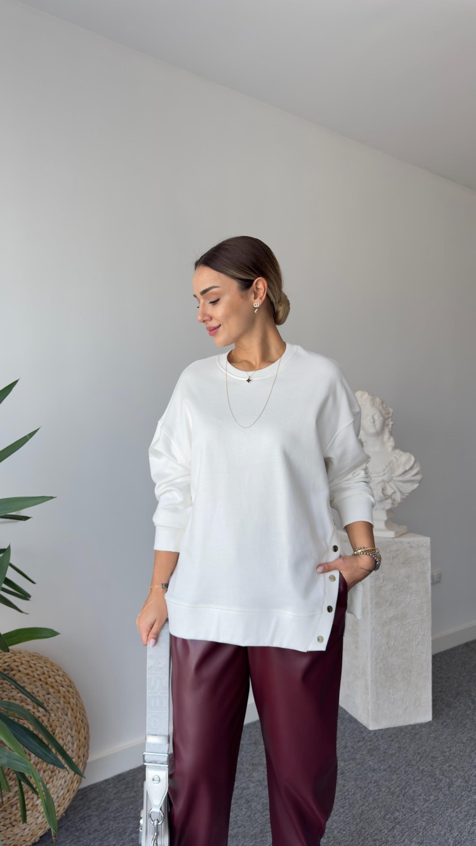 Risan Yanı Çıtçıtlı Beyaz Sweatshirt