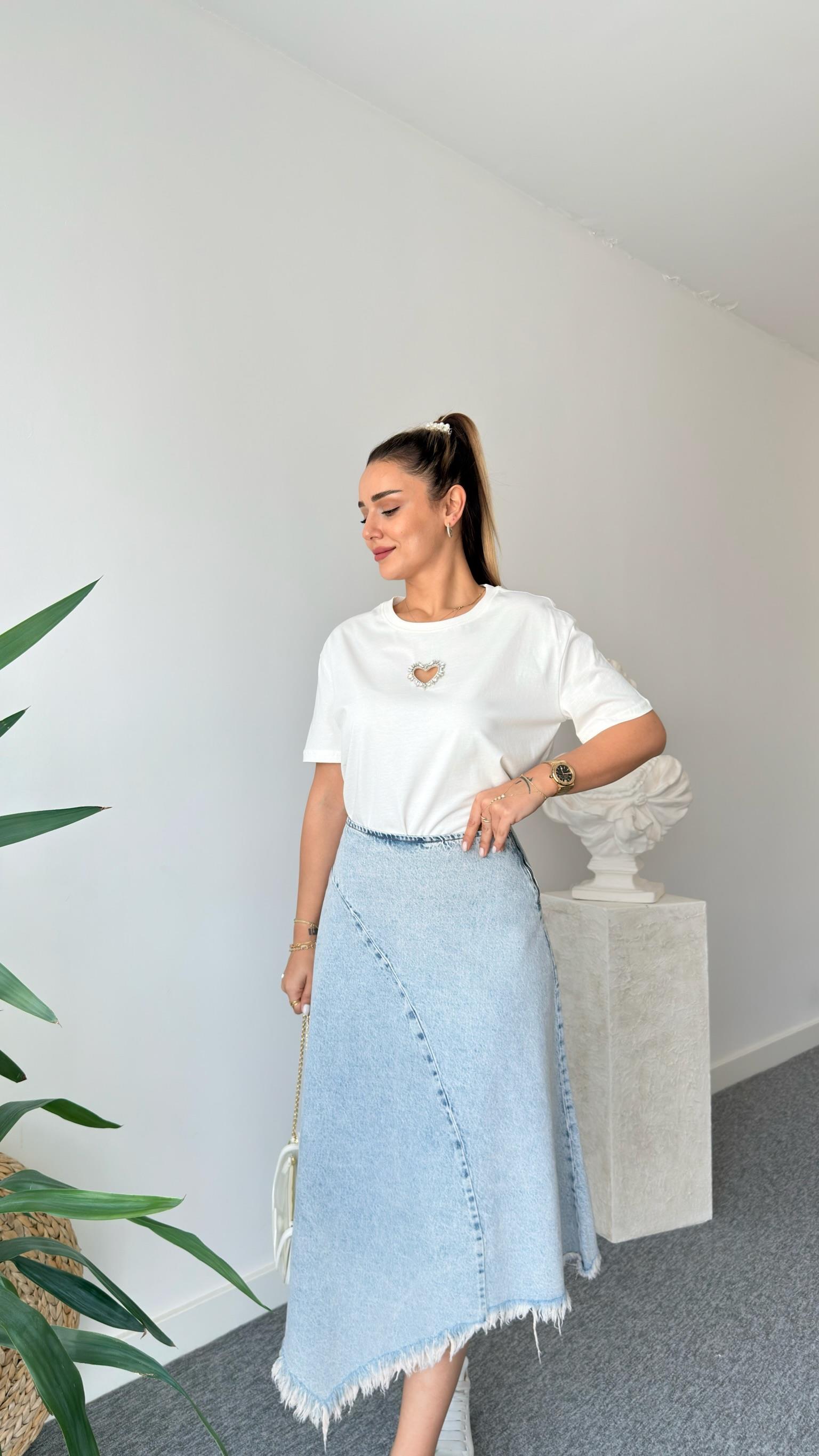 Önü Kalp İşlemeli Tshirt