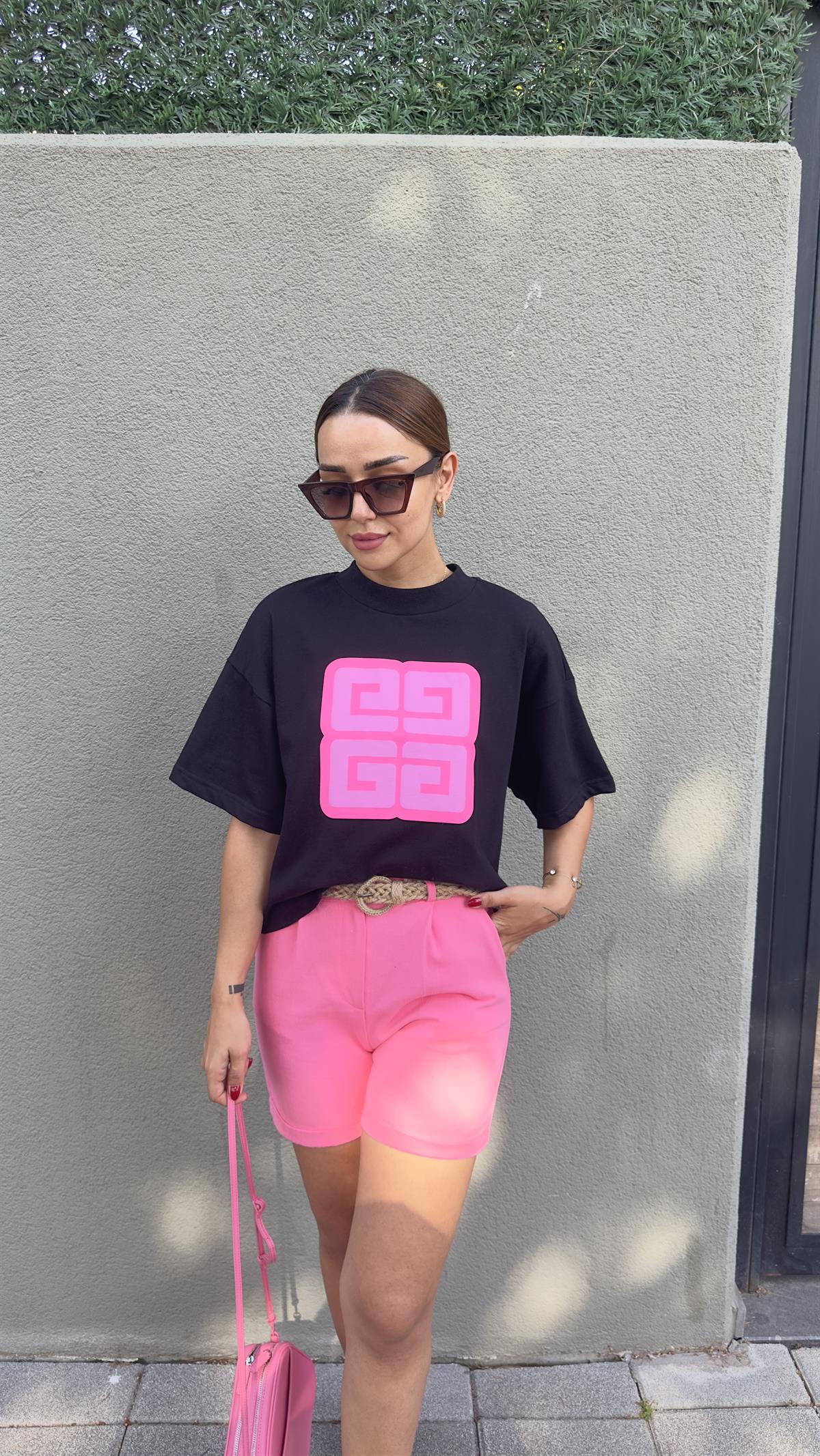 Pembe Baskı Detaylı Siyah Tshirt