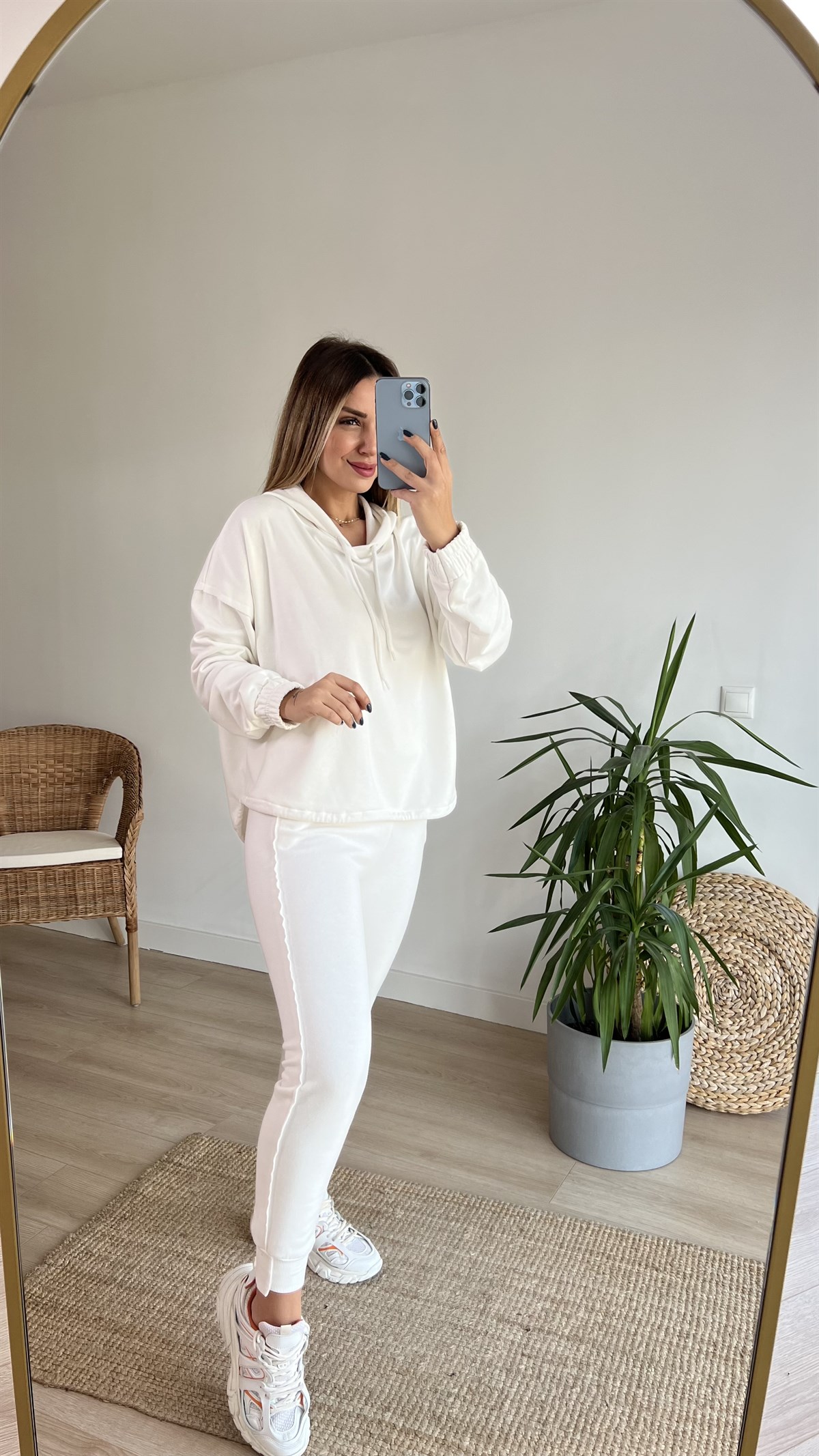 Arkası Yırtmaçlı Kapüşonlu Beyaz Sweat