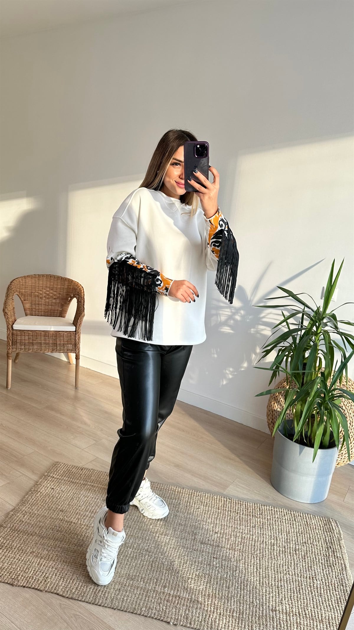 Kolları Püskül Detaylı Beyaz Sweat