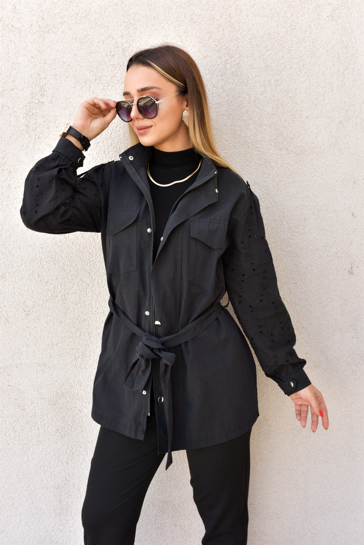 Kolları Fistolu Siyah Trenchcoat
