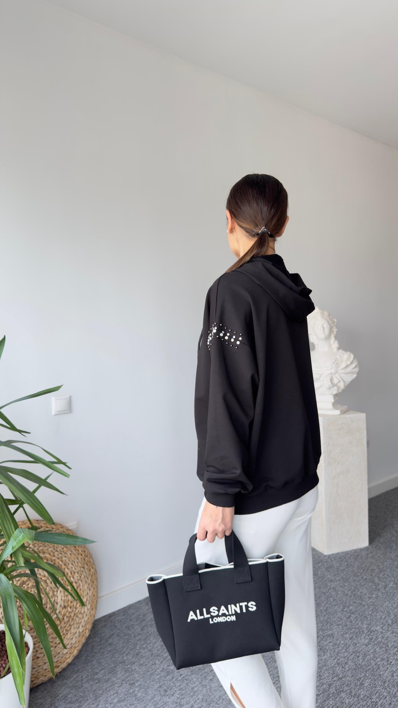 Şardonlu Omuzları Taşlı Kapüşonlu Siyah Sweatshirt