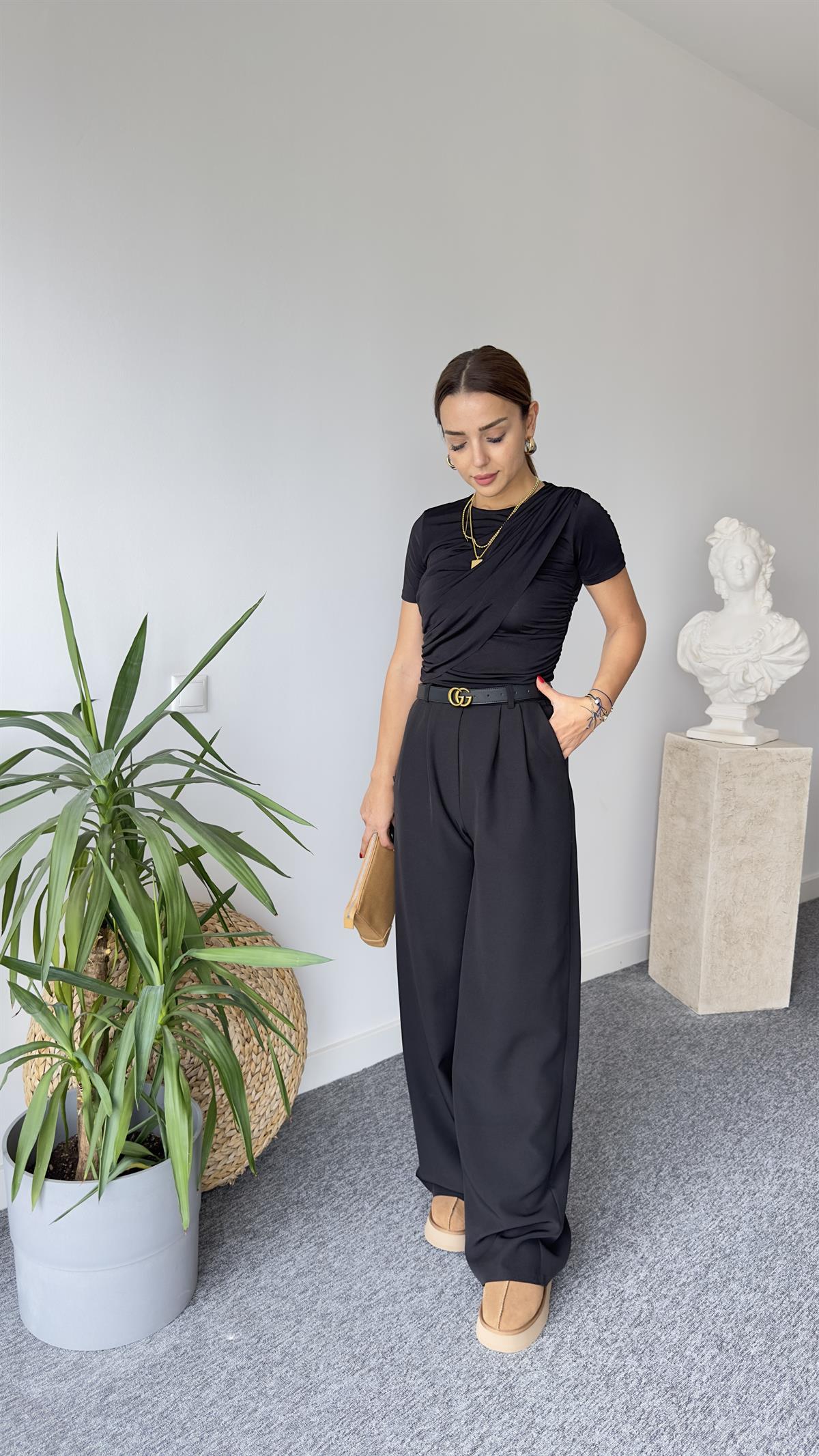 Büzgülü Siyah Kısa Kol Bluz