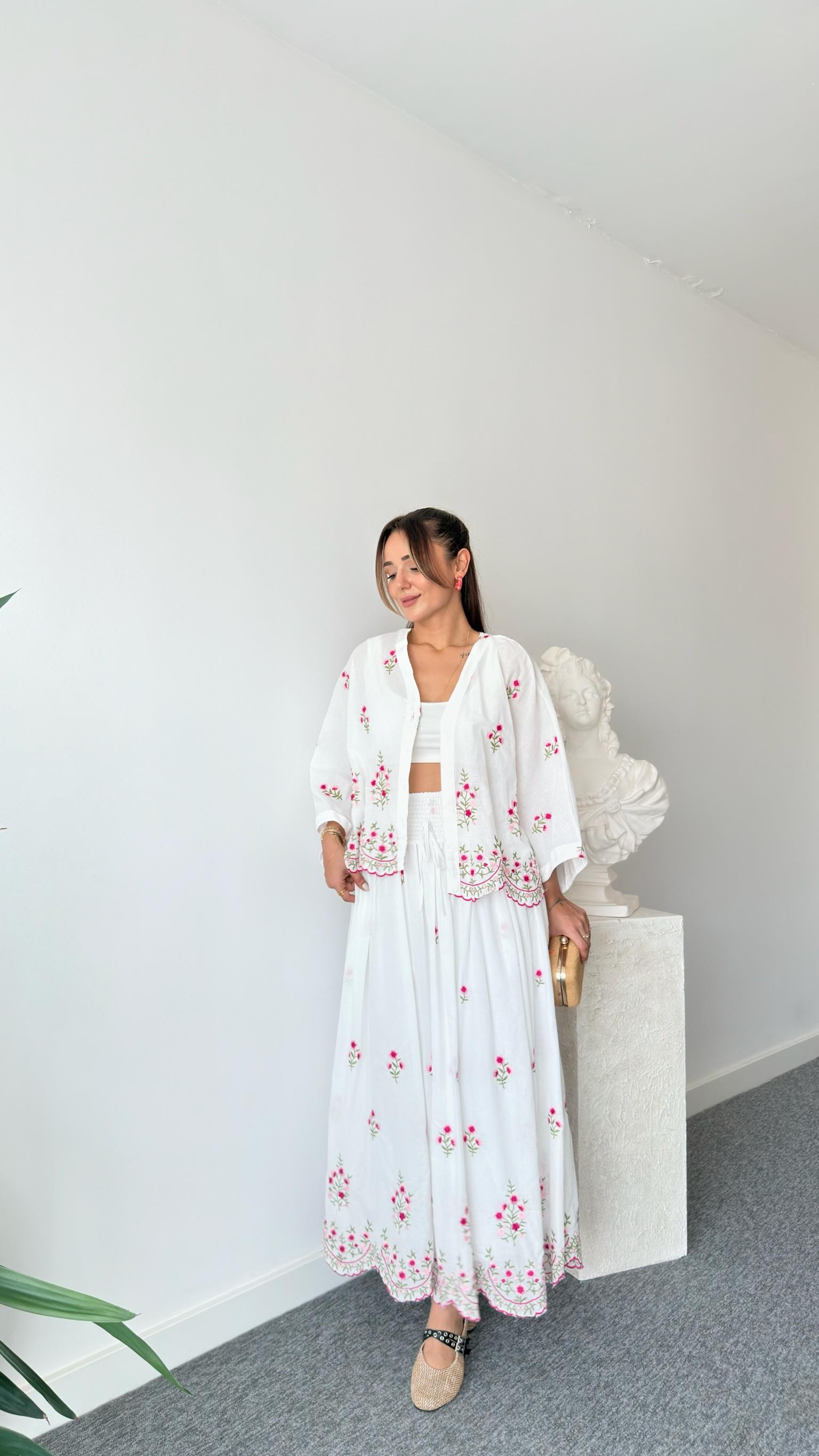 Çiçek Nakış İşlemeli Bluz Etek Takım