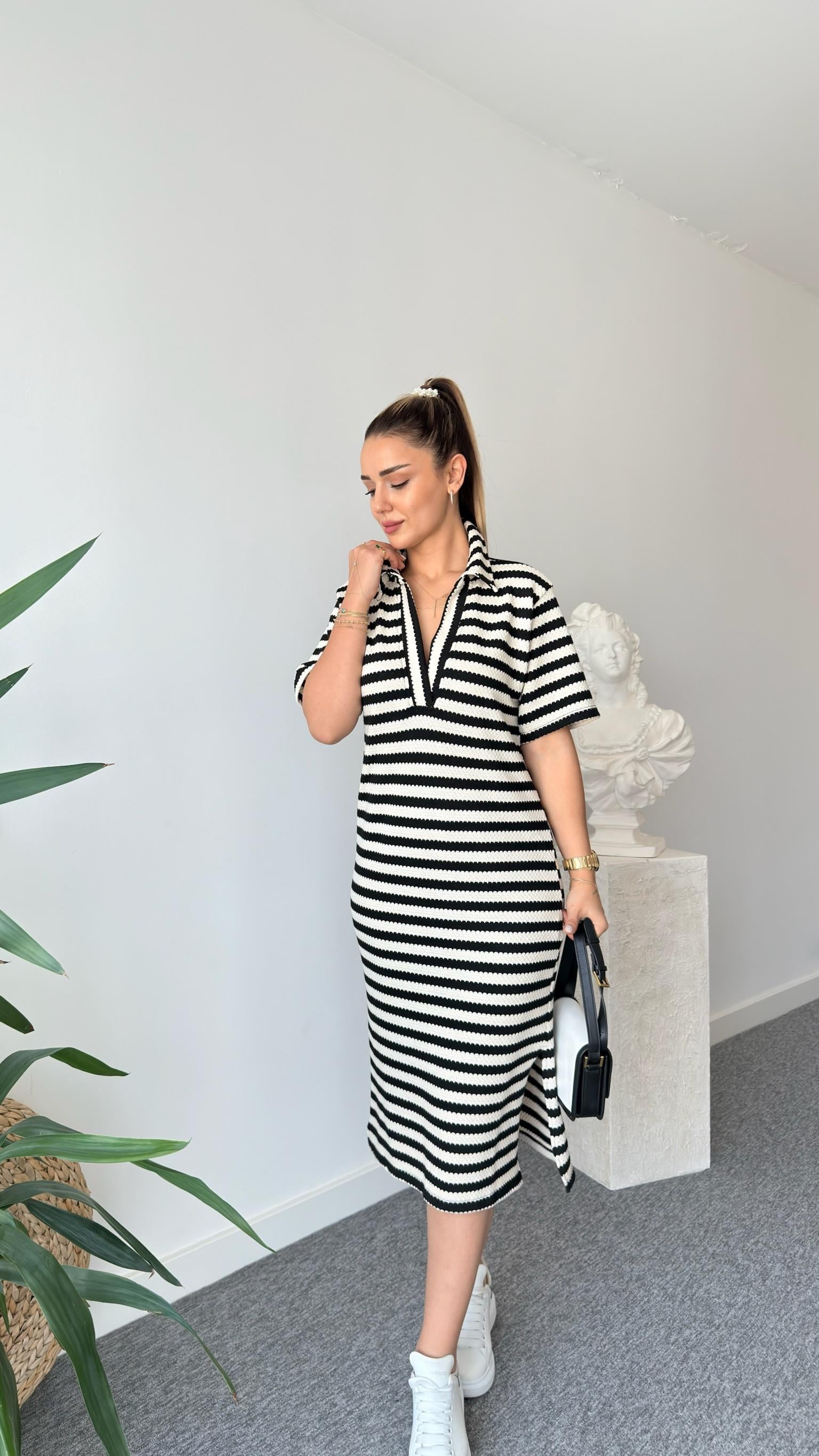 Ekru Siyah Dokulu Polo Yaka Elbise