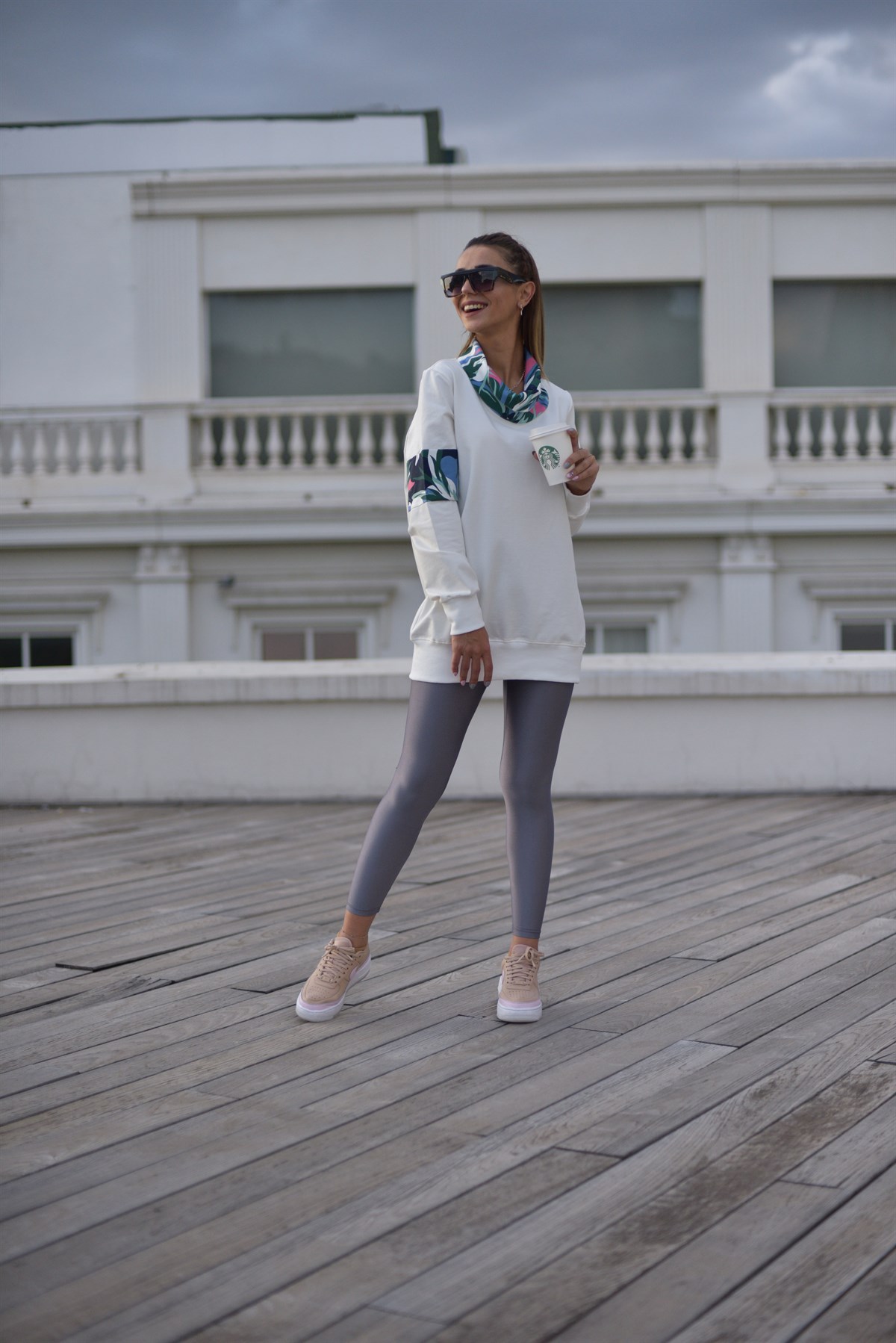 Yakası Renkli Sweatshirt