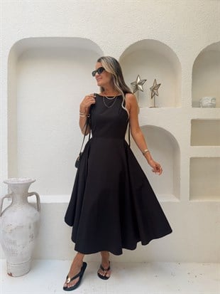 Nişantaşı Butik SIRT DETAY VOLANLI SİYAH ELBİSE