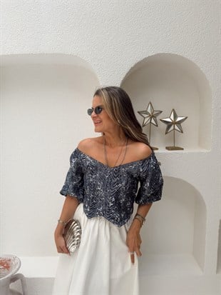 Nişantaşı Butik YAKA VE SIRT DETAY DESENLİ BLUZ