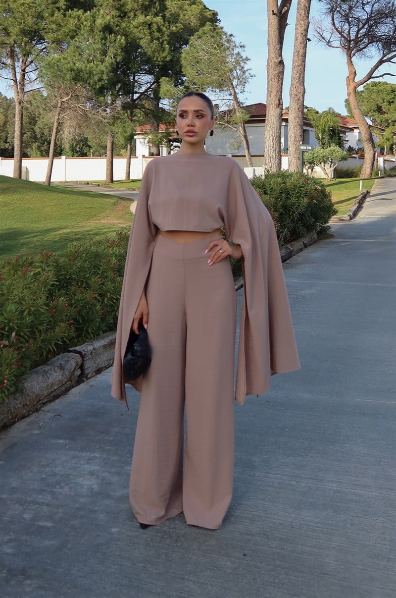 Bej Sırt Dekolteli Pelerin Bluz Pantolon Takım