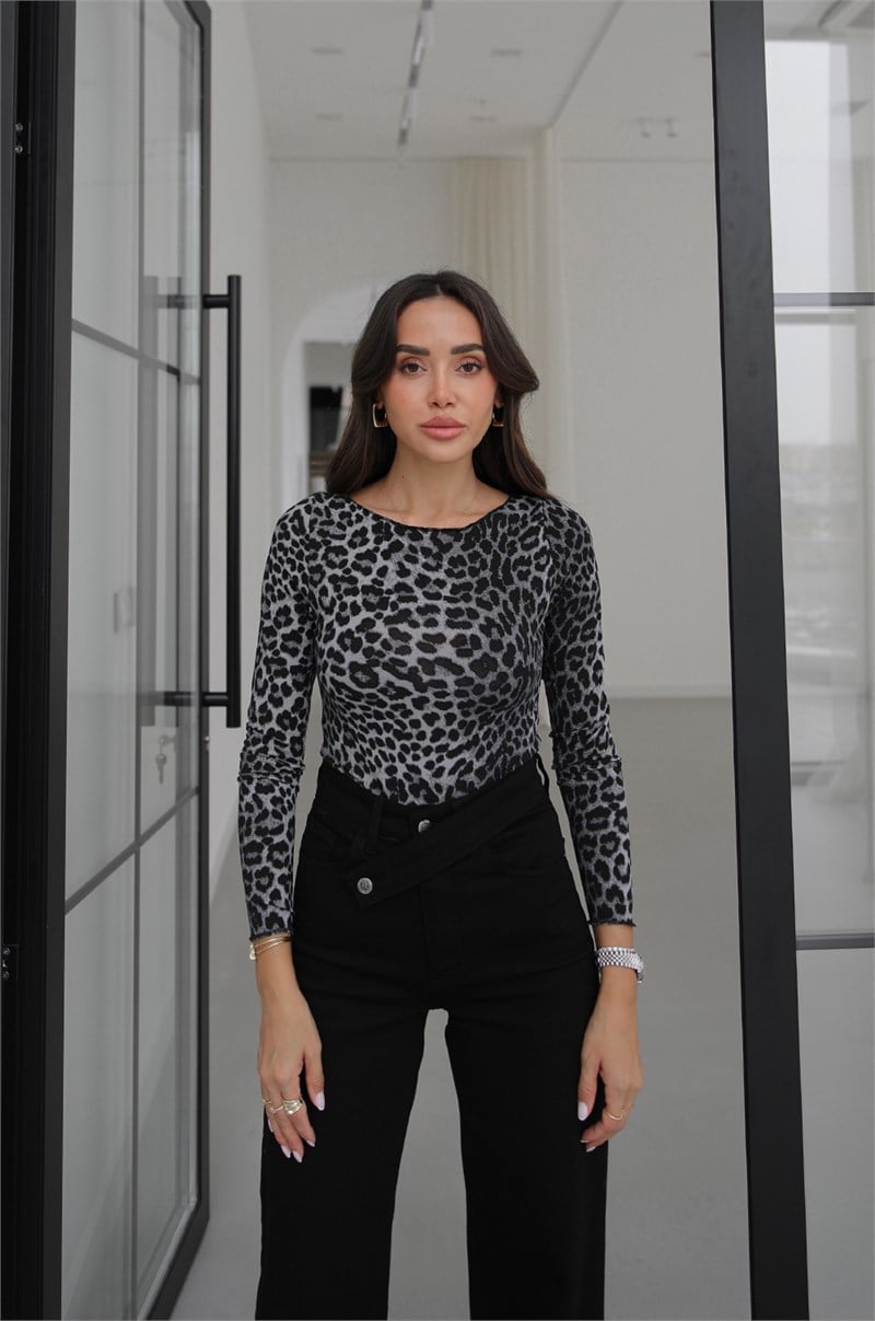 Gri Leopar Desenli Kayık Yaka Transparan Bluz