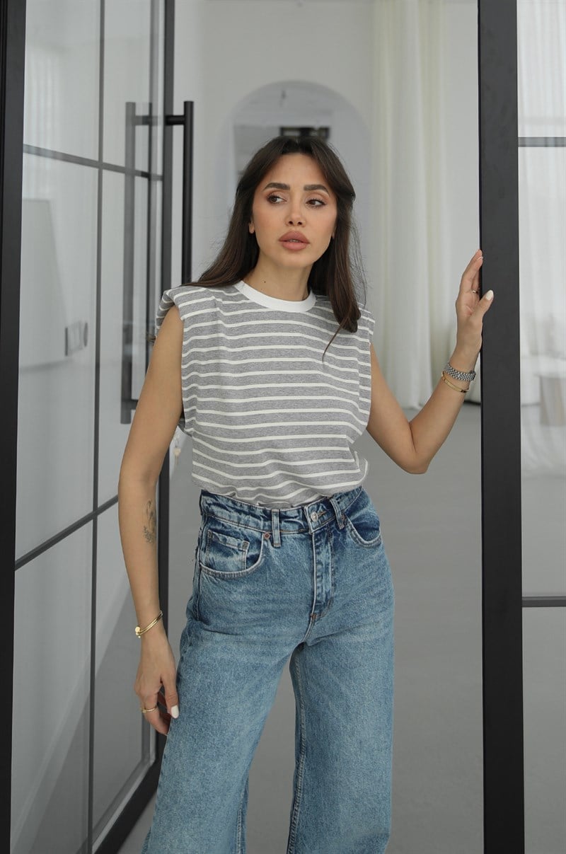 Gri Vatkalı Kalın Çizgili Sıfır Kol Bluz