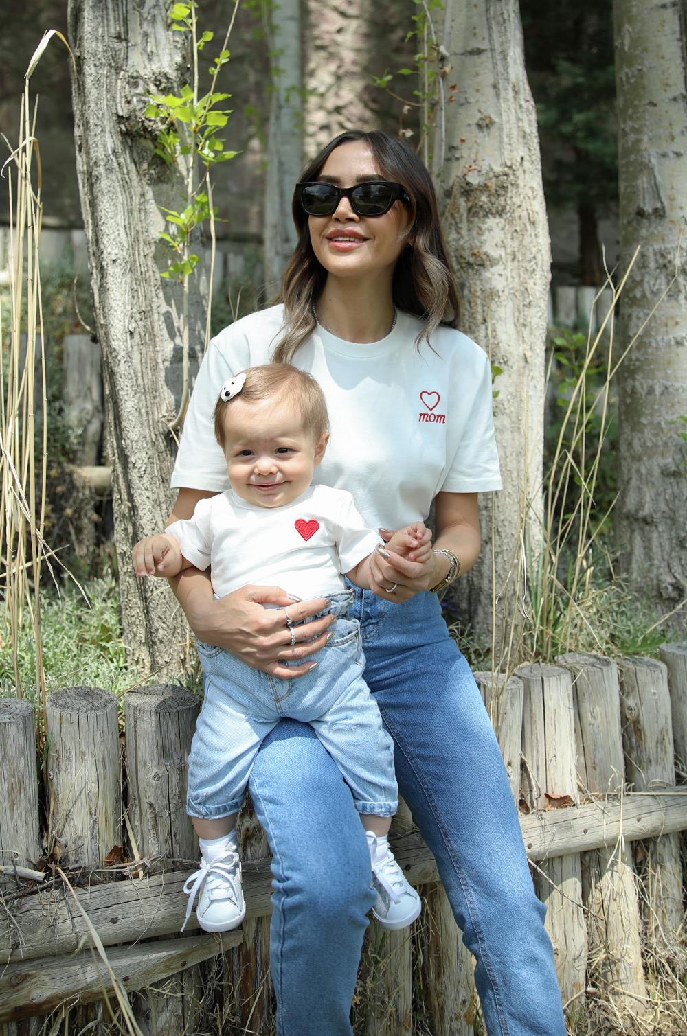 Beyaz Mom Kalp İşlemeli Tişört · 2