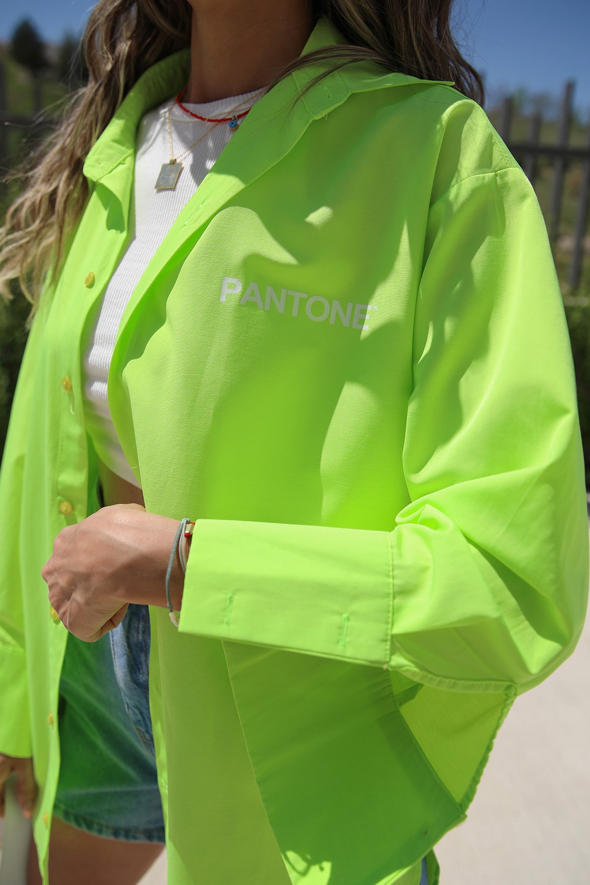 Neon Yeşil Pantone Baskılı Gömlek Havoş'ta 79,00 ₺