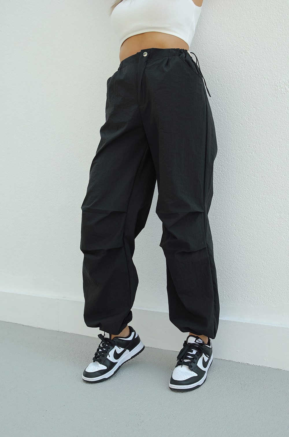 Siyah Beli ve Paçası Büzgülü Paraşüt Jogger Pantolon