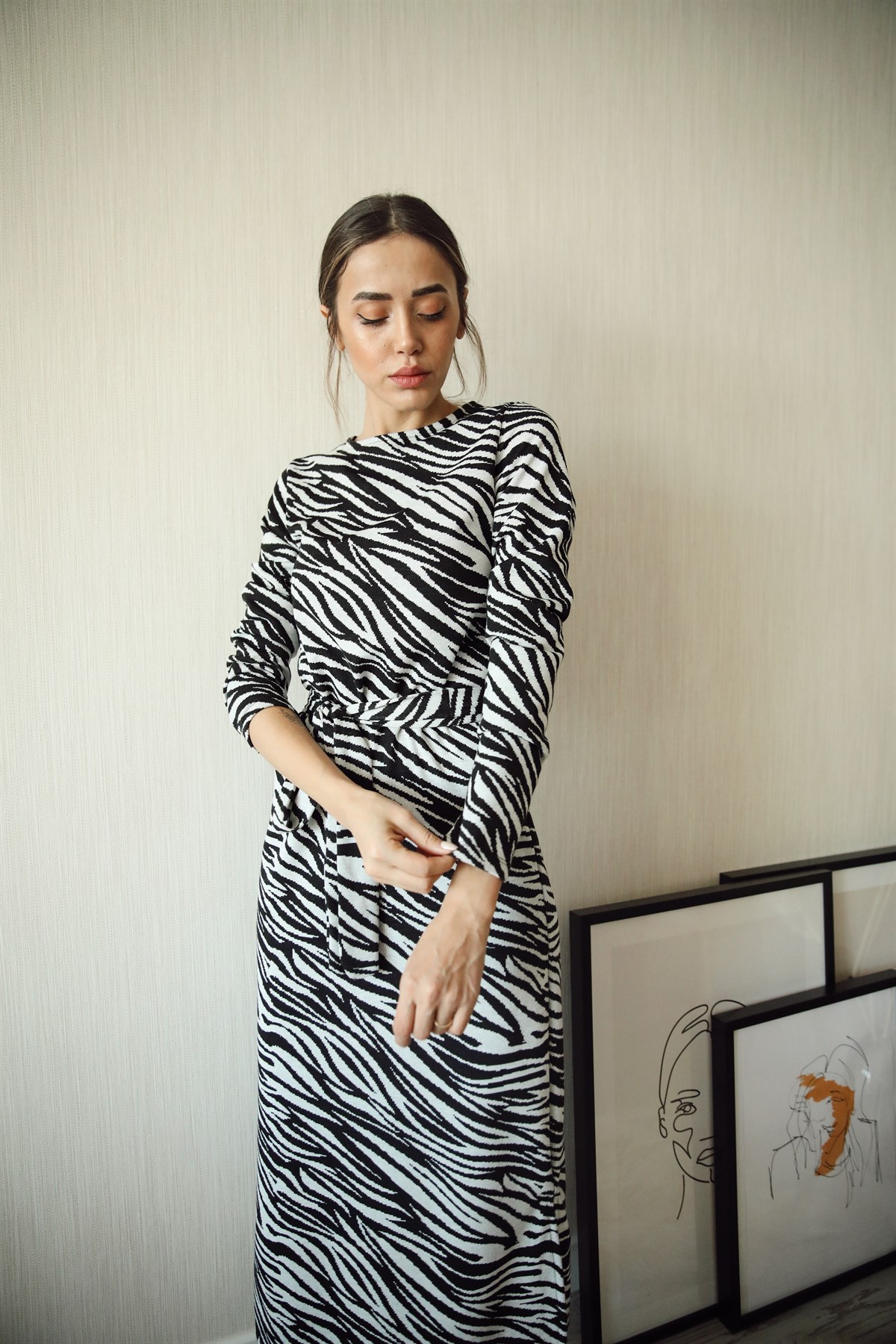 Siyah Beyaz Zebra Desenli Minik Yırtmaçlı Elbise 89,00 TL
