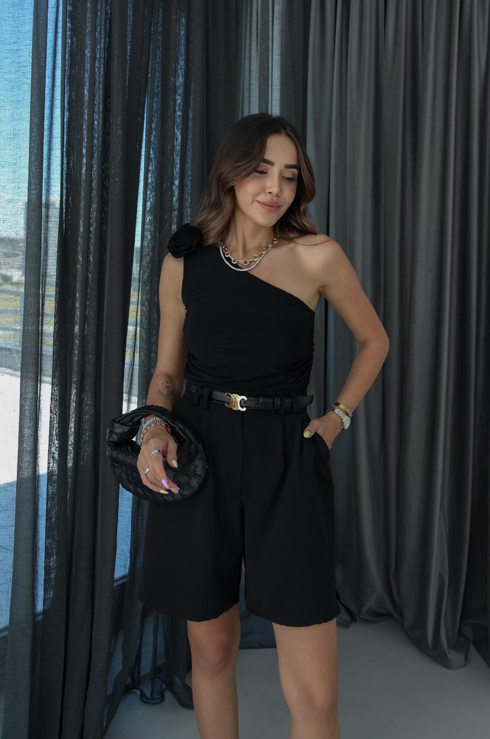 Siyah Gül Broş Detaylı Bluz · 2