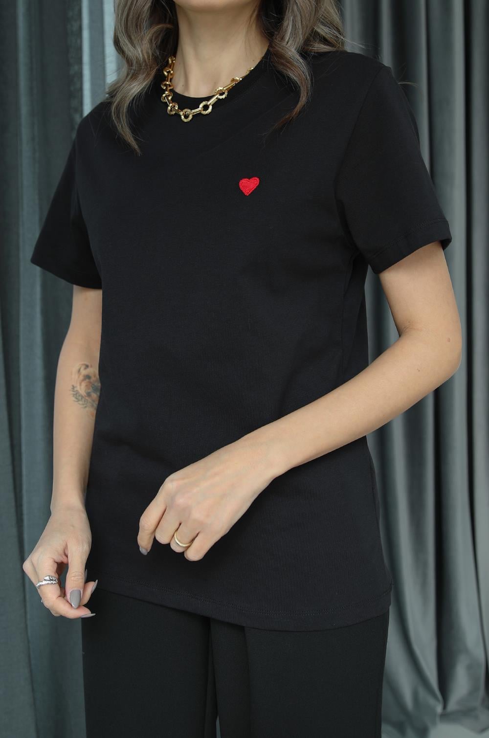 Siyah Kalp Nakışlı Premium Tişört · 3