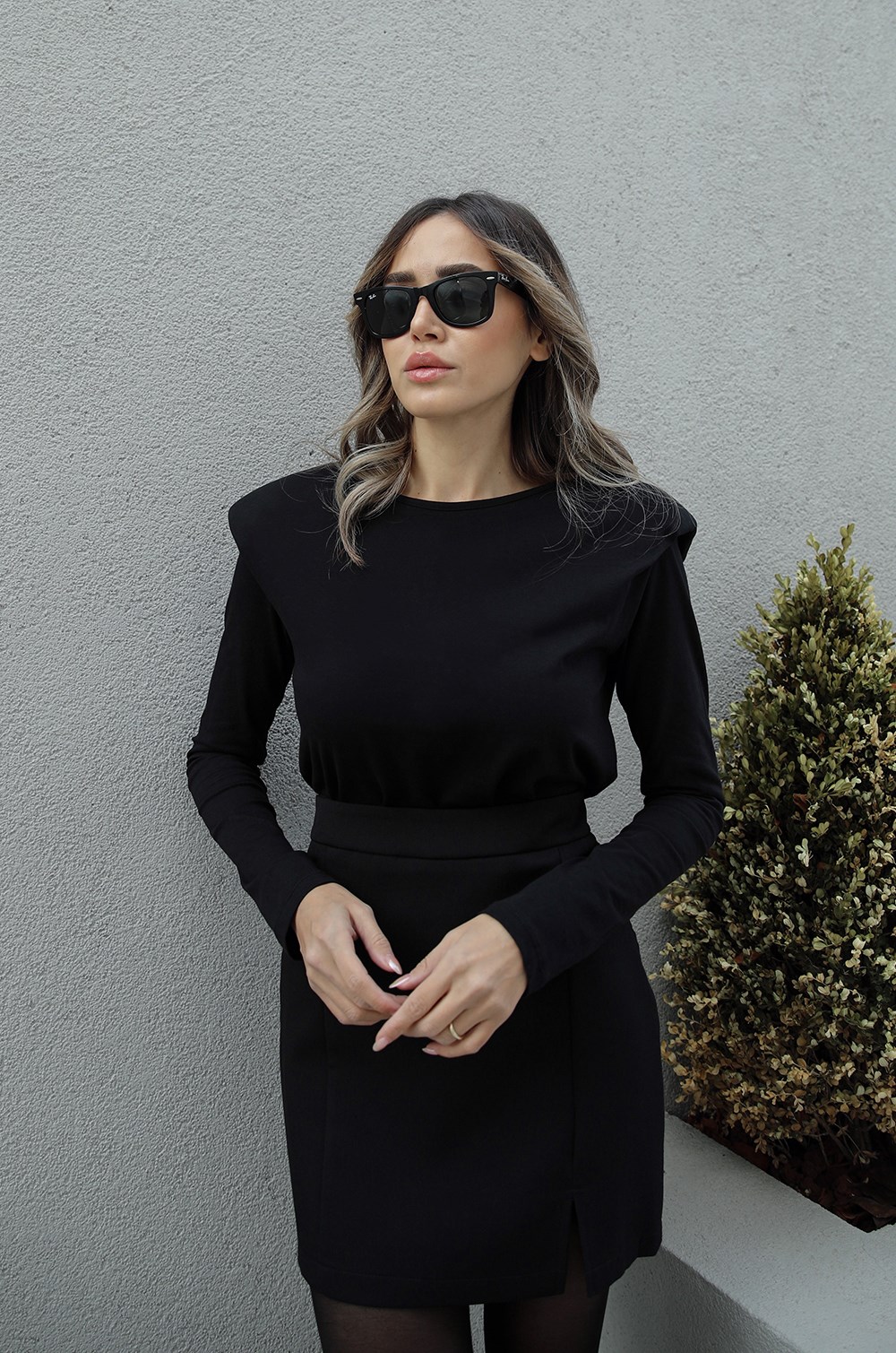 Siyah Omuzları Vatkalı Bluz · 4