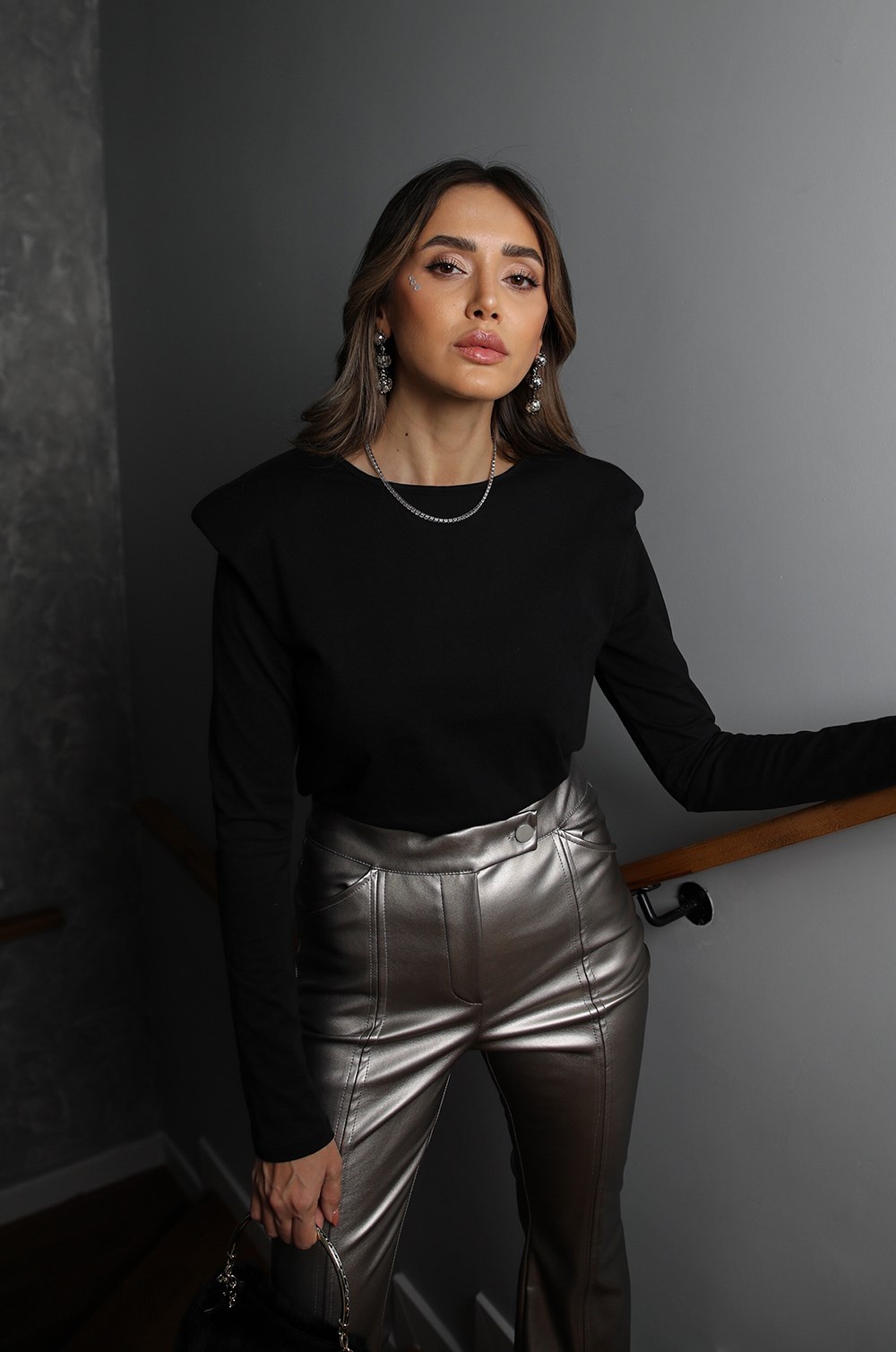 Siyah Omuzları Vatkalı Bluz · 5