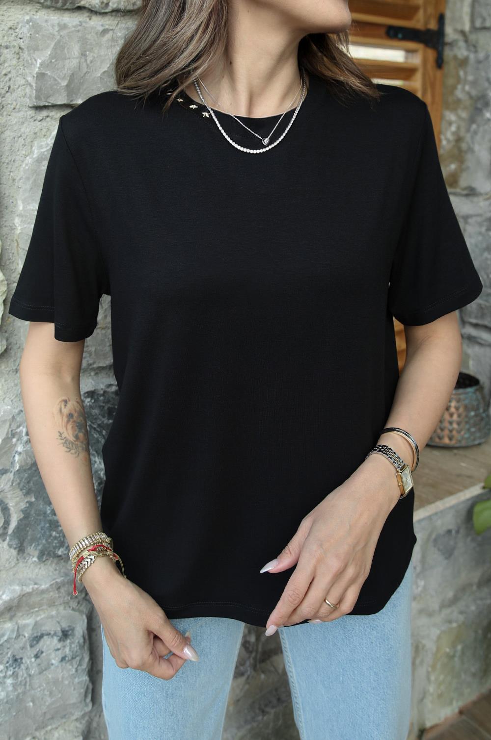 Siyah Yakası Yıldız Detaylı Tişört · 3