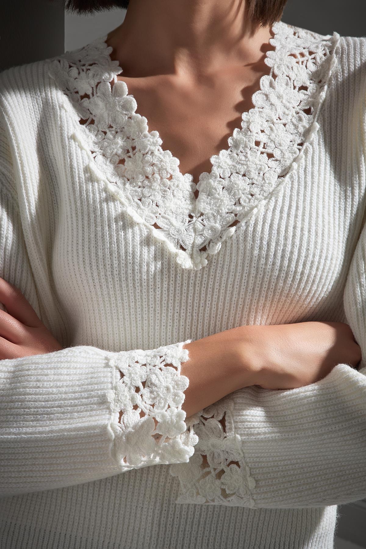 Çiçek Şerit Detaylı Ekru Triko Kazak