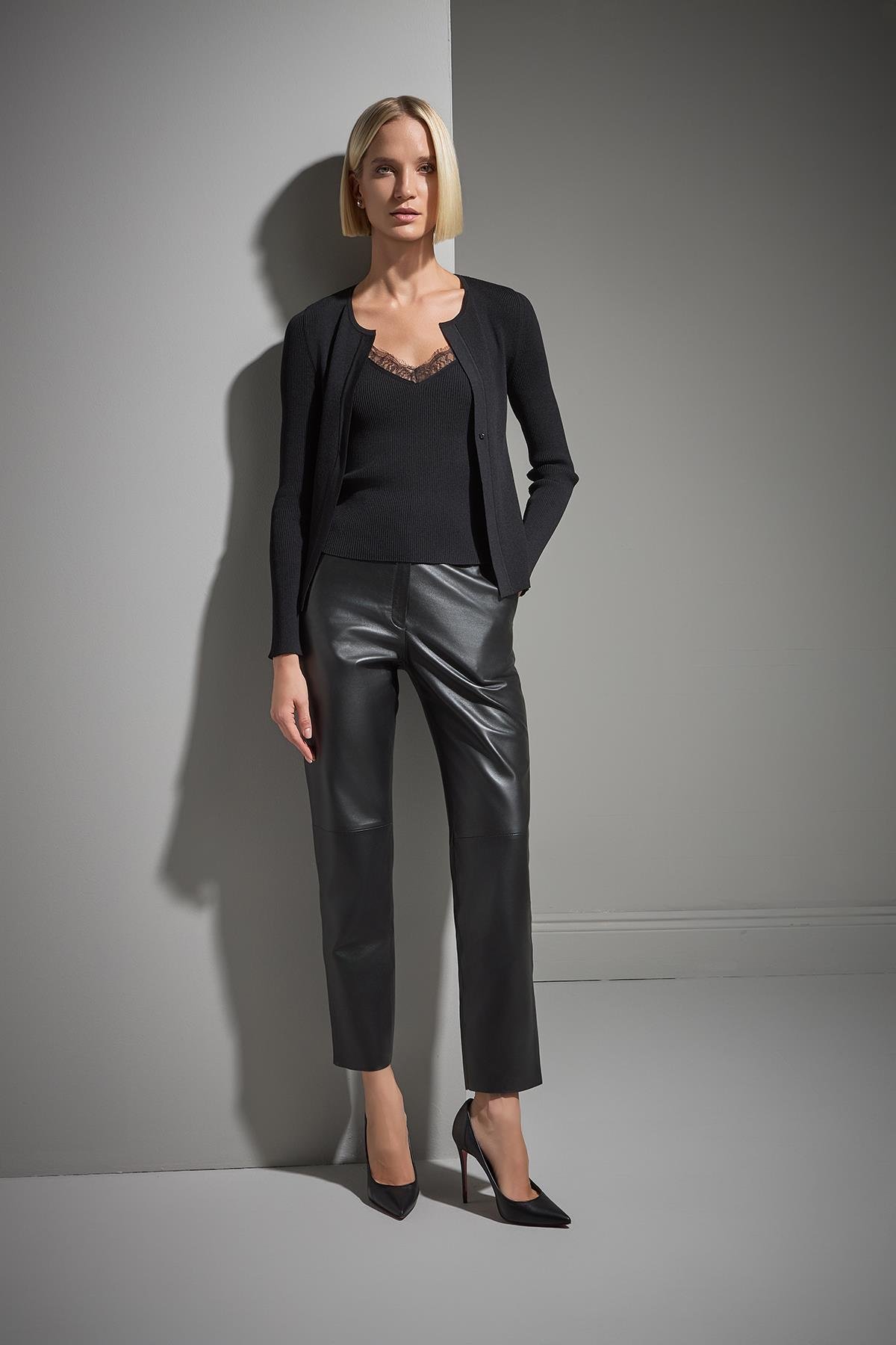 Çıtçıt Detaylı Siyah Triko Hırka