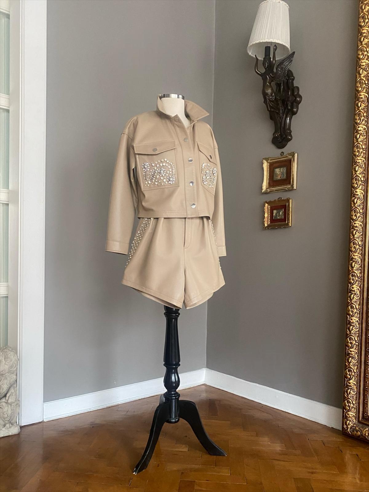 Deri Taş İşlemeli Düz Kesim Şort