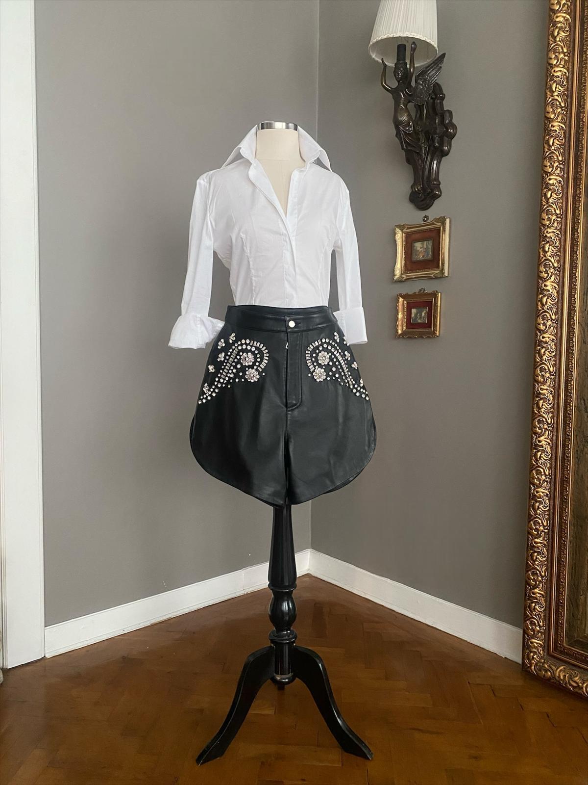 Deri Taş İşlemeli Oval Kesim Şort