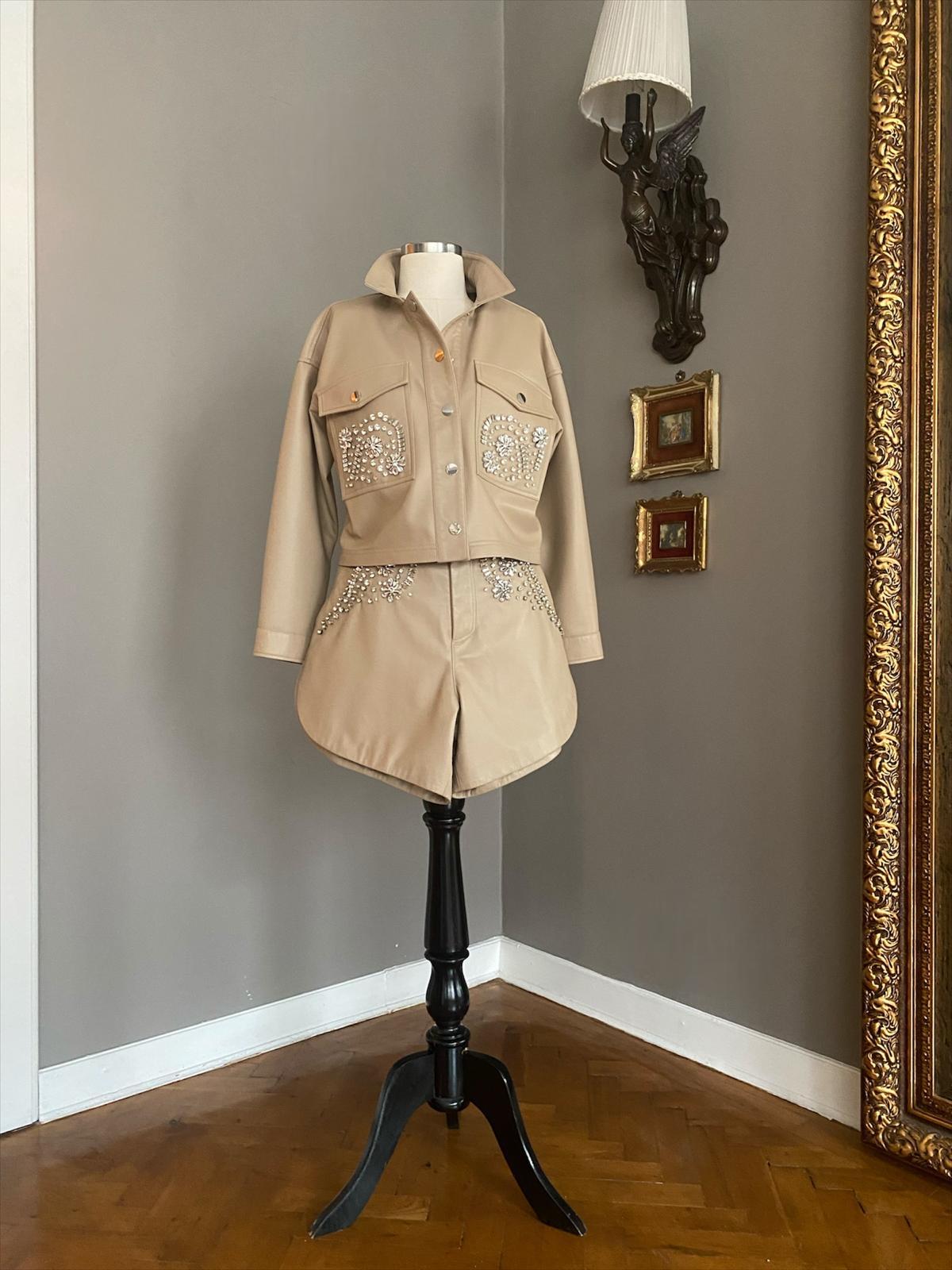 Deri Taş İşlemeli Oval Kesim Şort