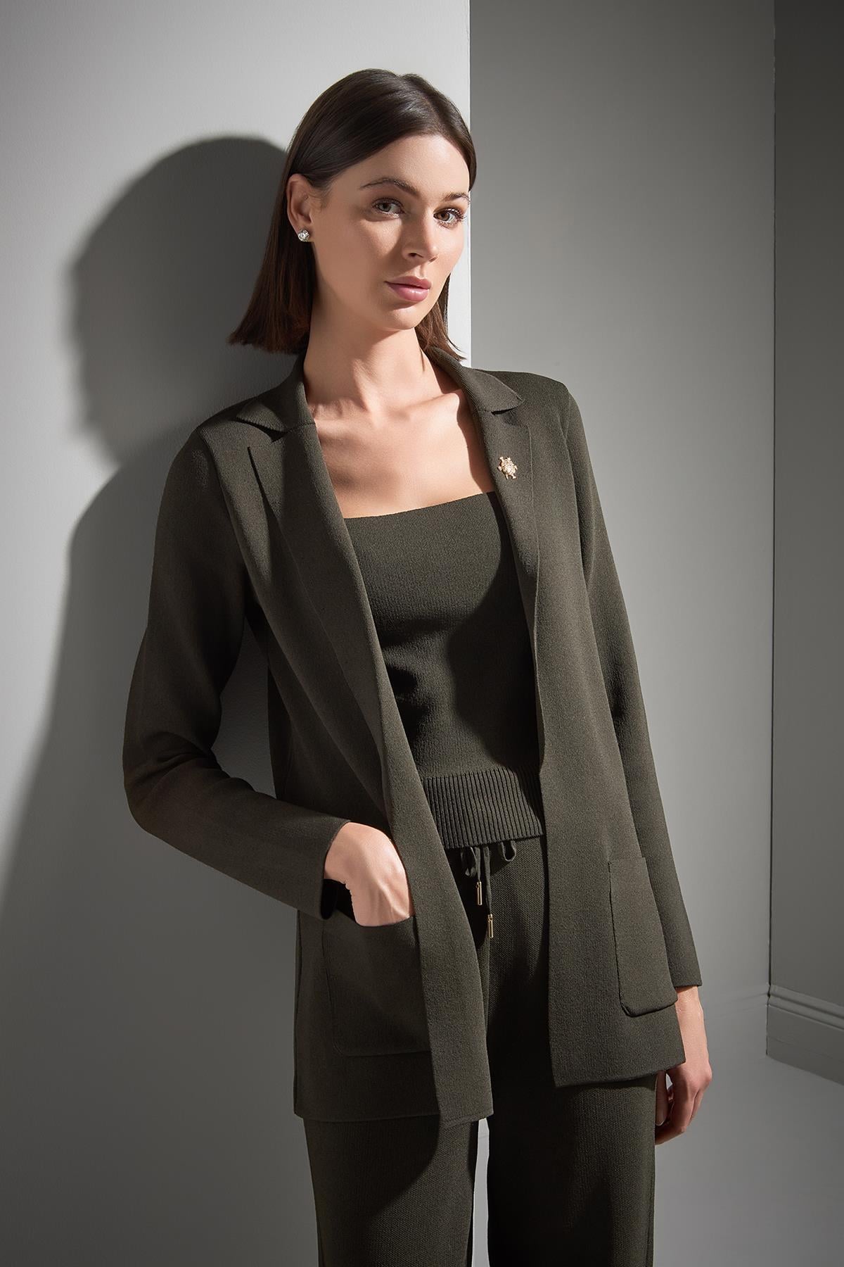 Atkı ve Broş Detaylı Bol Kesim Triko Blazer Ceket