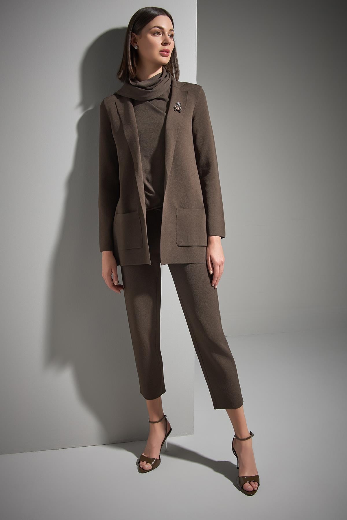 Atkı ve Broş Detaylı Bol Kesim Triko Blazer Ceket