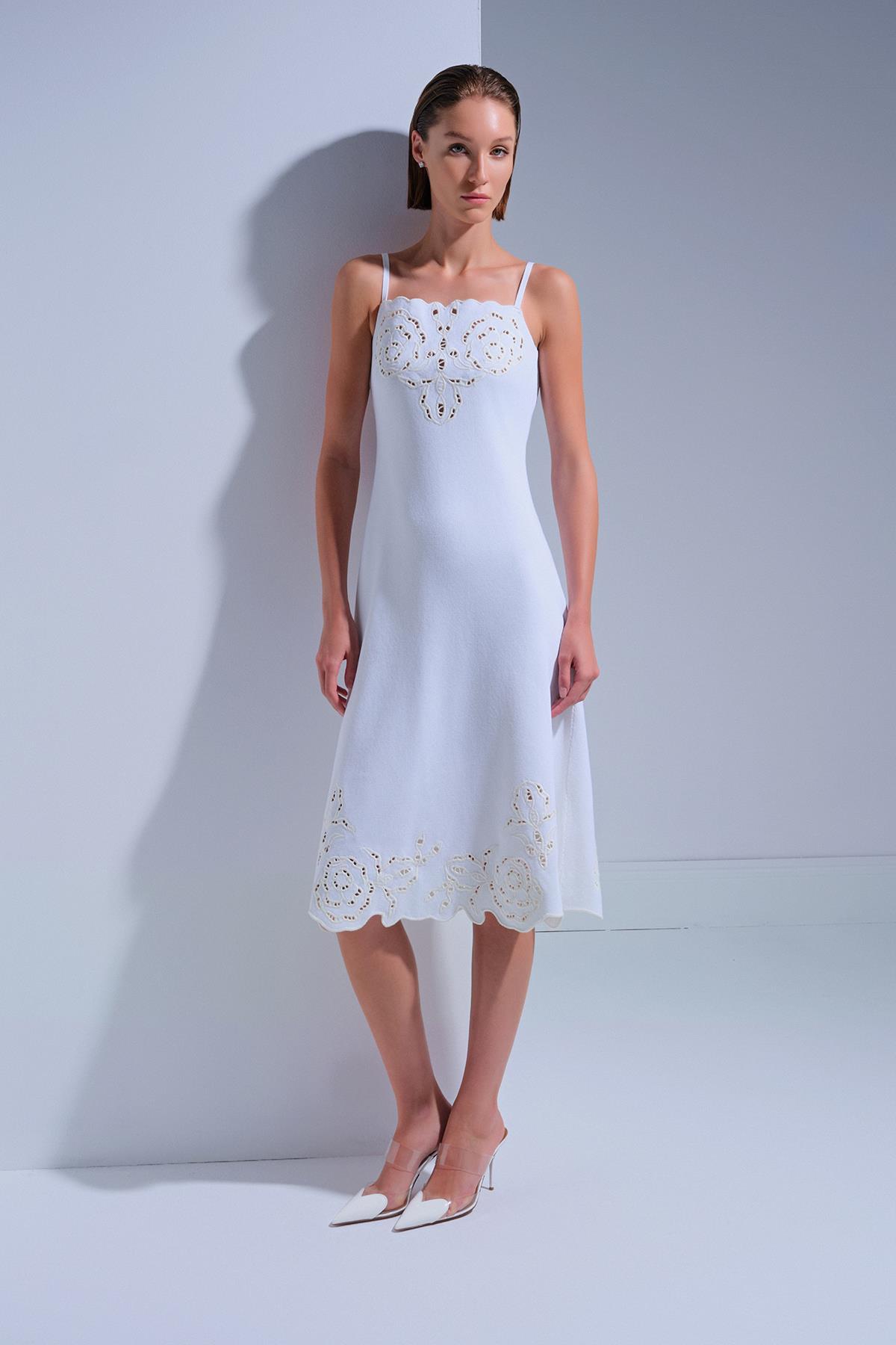 Nakış Detaylı Ekru Midi Elbise