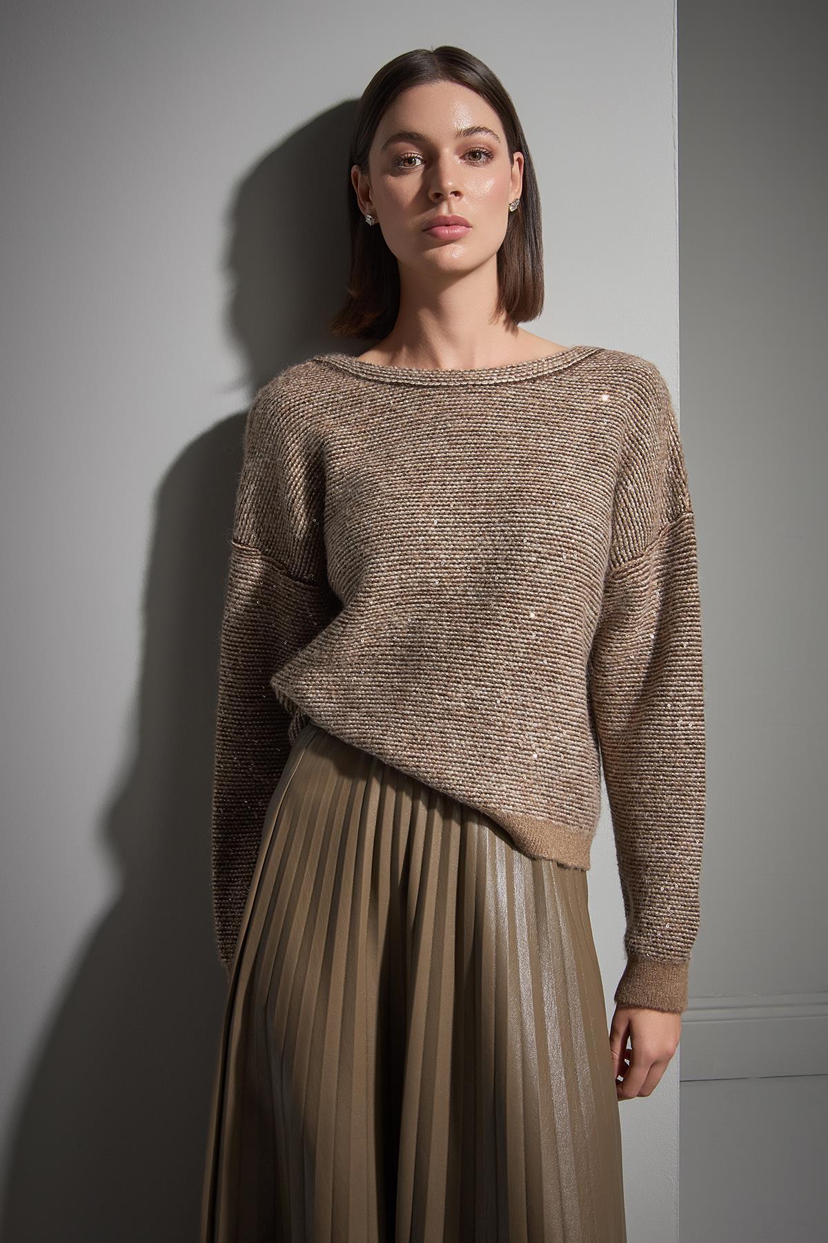 Sırt Dekolteli Pullu Kahverengi Triko Kazak