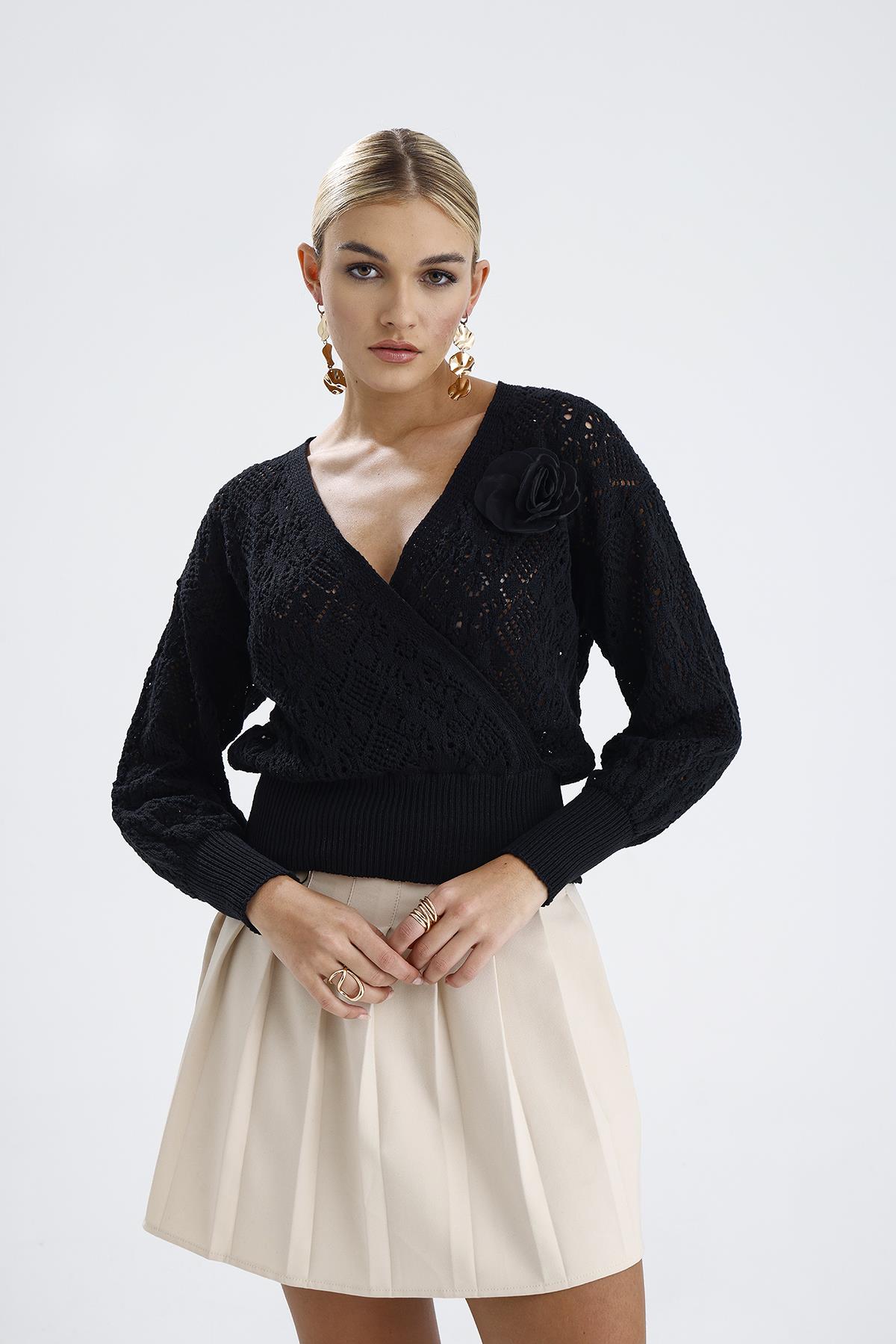 Gül Aksesuarlı Kruvaze Bluz