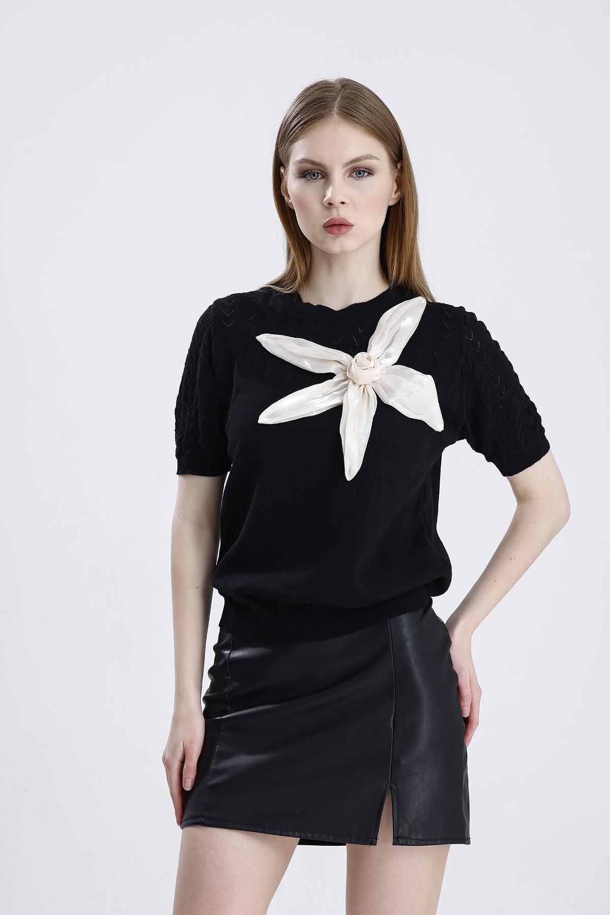 Önü Gül Aksesuarlı Triko Bluz