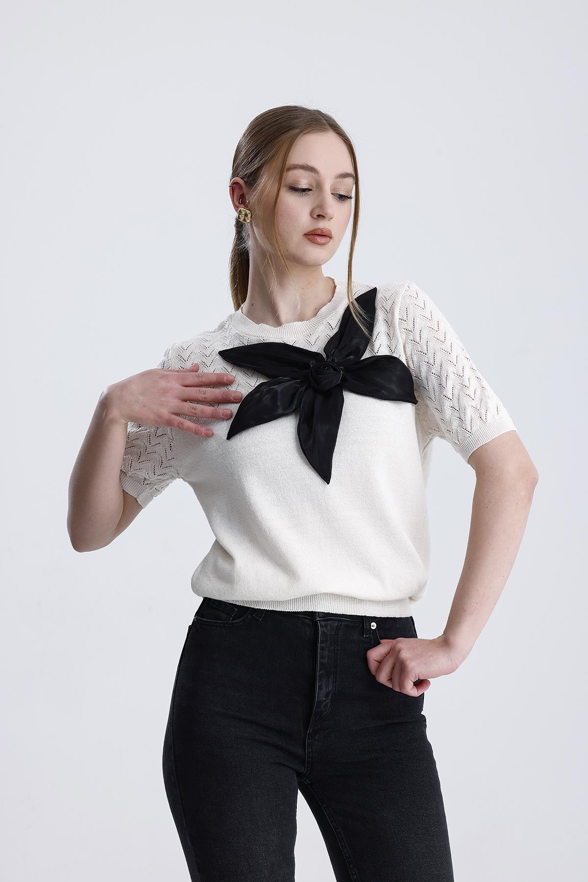 Önü Gül Aksesuarlı Triko Bluz