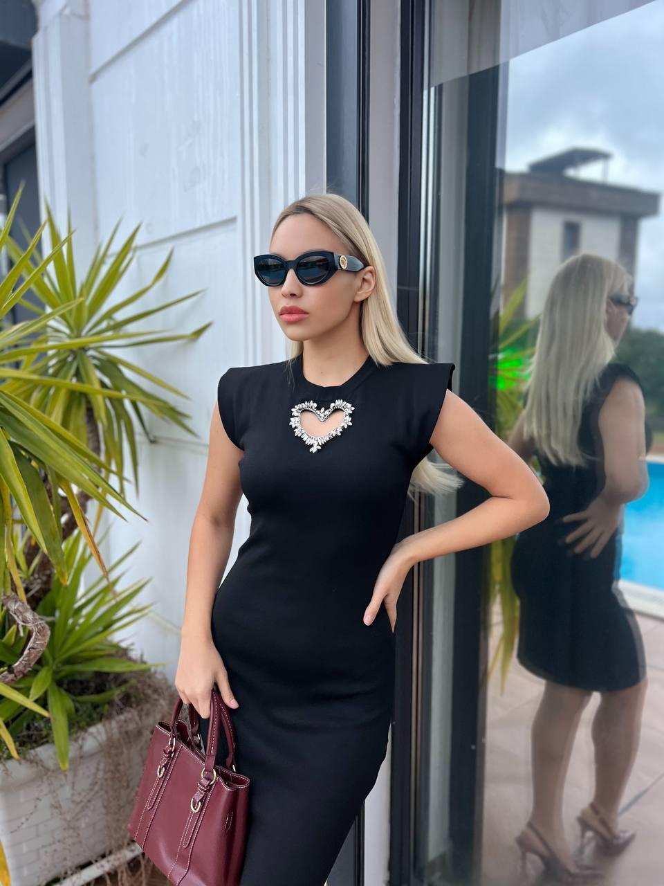 Önü Kalp Aksesuarlı Triko Elbise