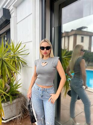 Önü Kalp Aksesuarlı Triko Bluz